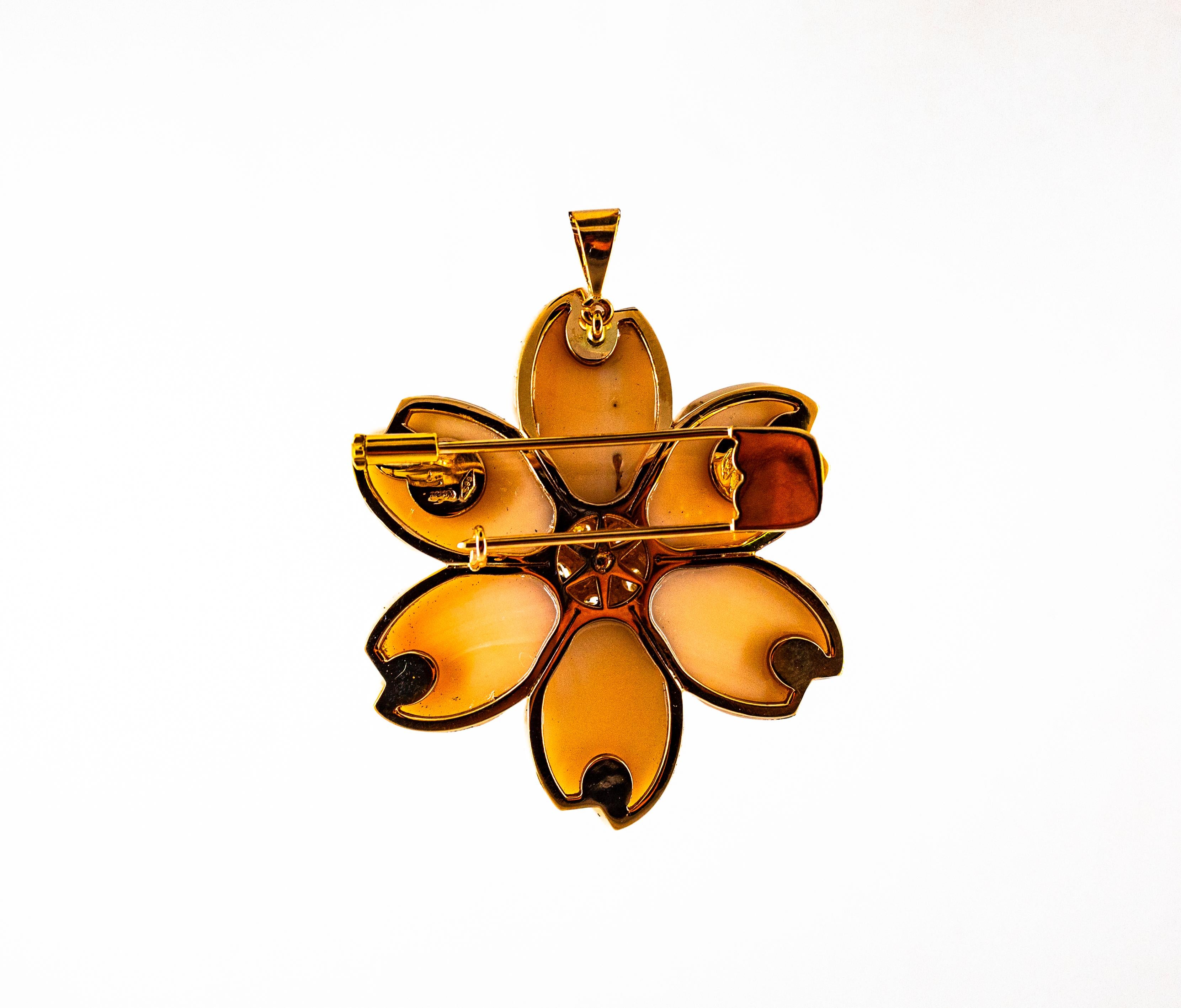 Ciondolo in oro giallo con diamanti bianchi e corallo rosa lavorato a mano in stile Art Nouveau in vendita 2