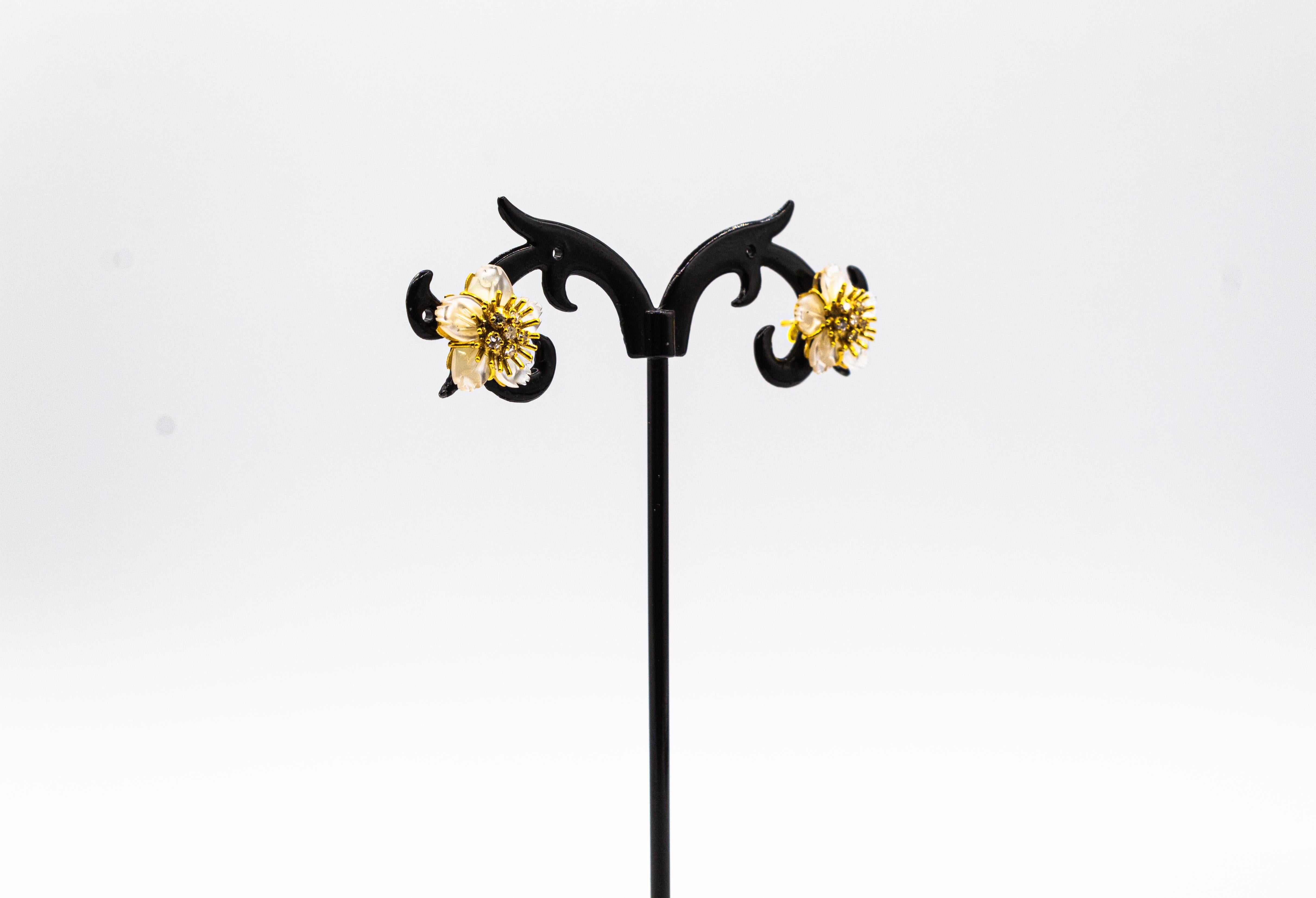 Jugendstil Weiße Perlmutt-Ohrringe im Jugendstil mit Blumen (Brillantschliff) im Angebot