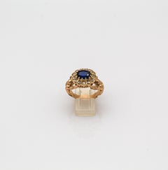 Anello da cocktail in oro giallo con diamante bianco e zaffiro blu taglio ovale in stile Art Nouveau