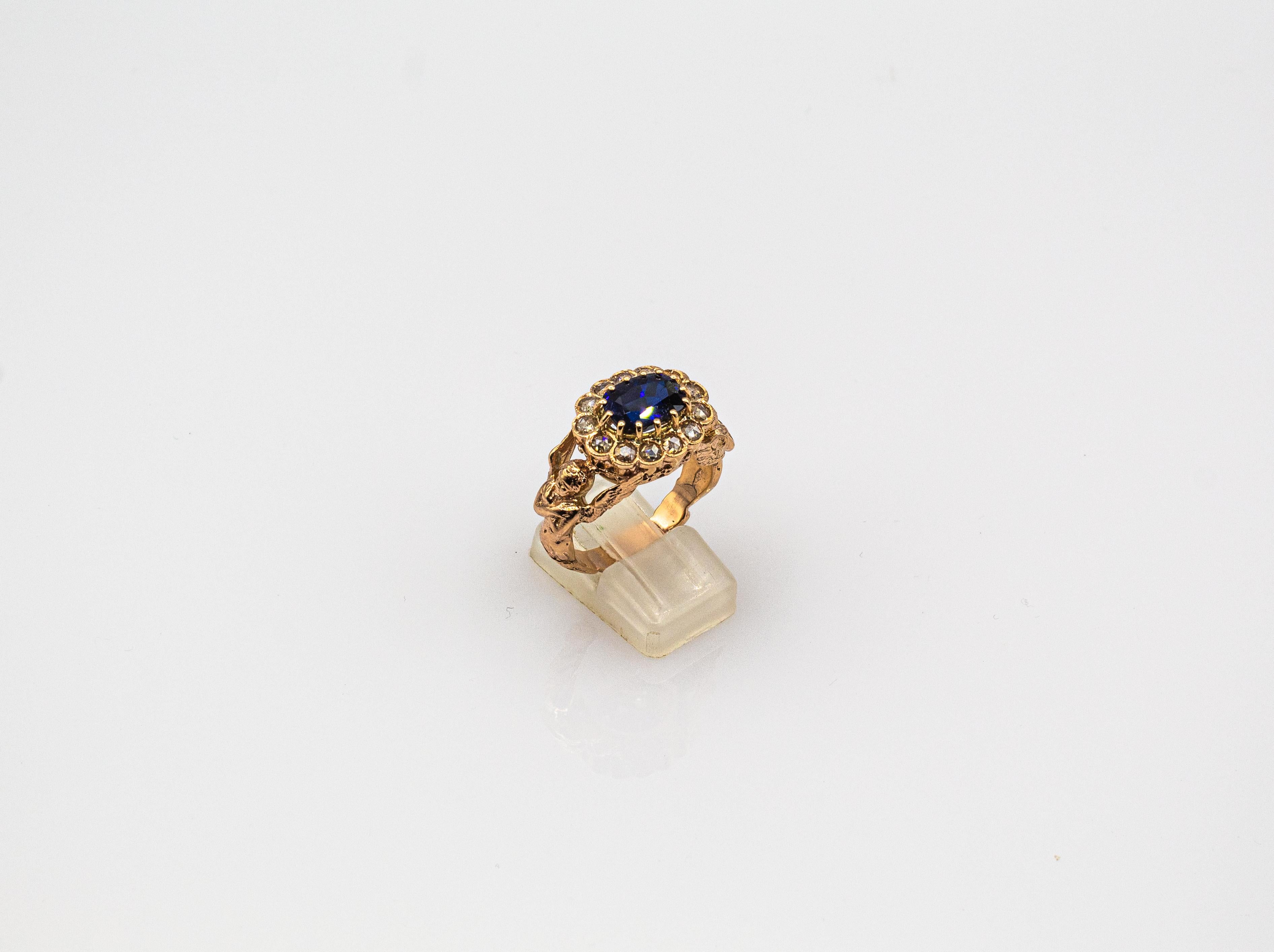 Bague cocktail de style Art Nouveau en or jaune avec diamants blancs et saphirs bleus taille ovale Unisexe en vente