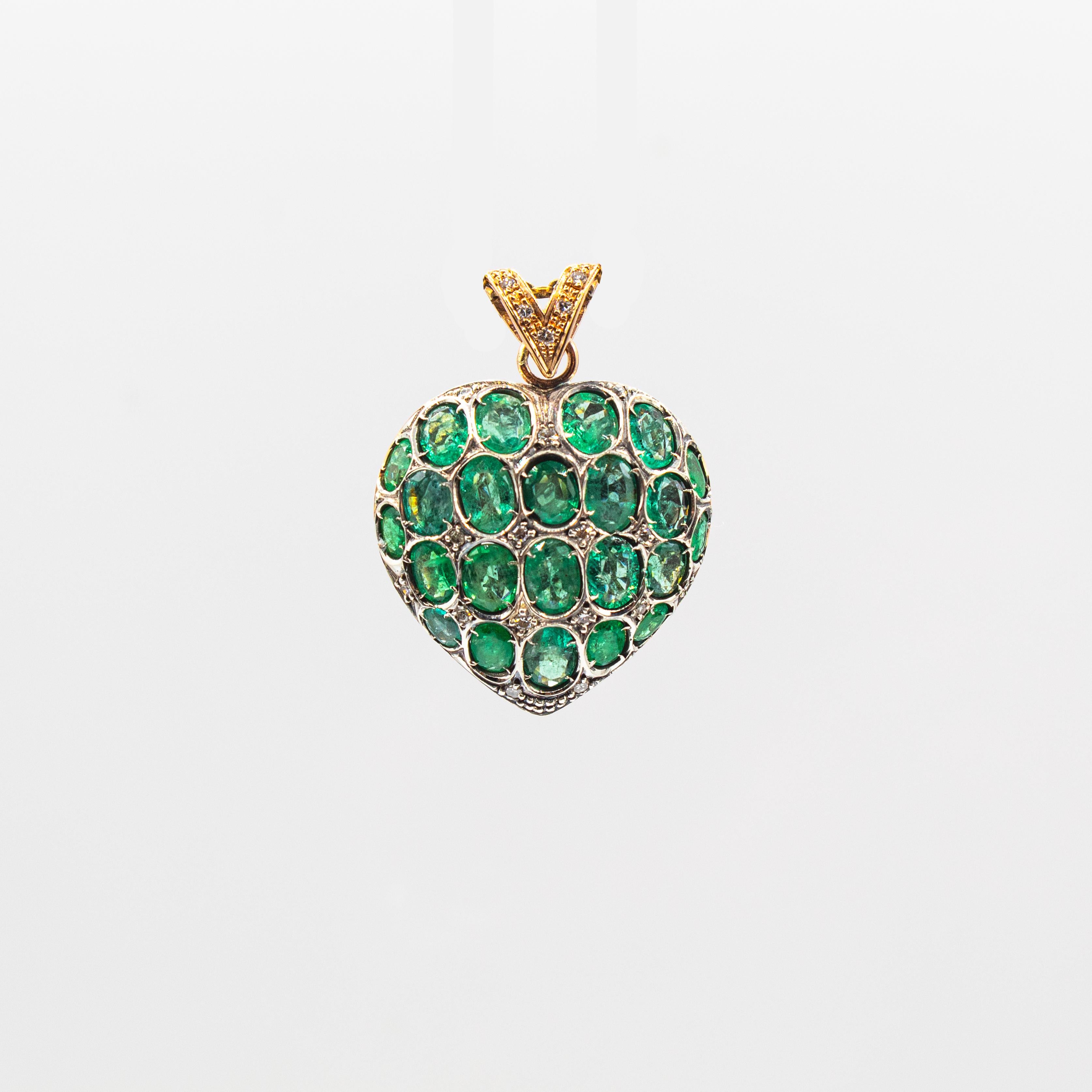 Taille ovale Pendentif Heart de style Art nouveau en or jaune avec diamants blancs et émeraudes de taille ovale en vente