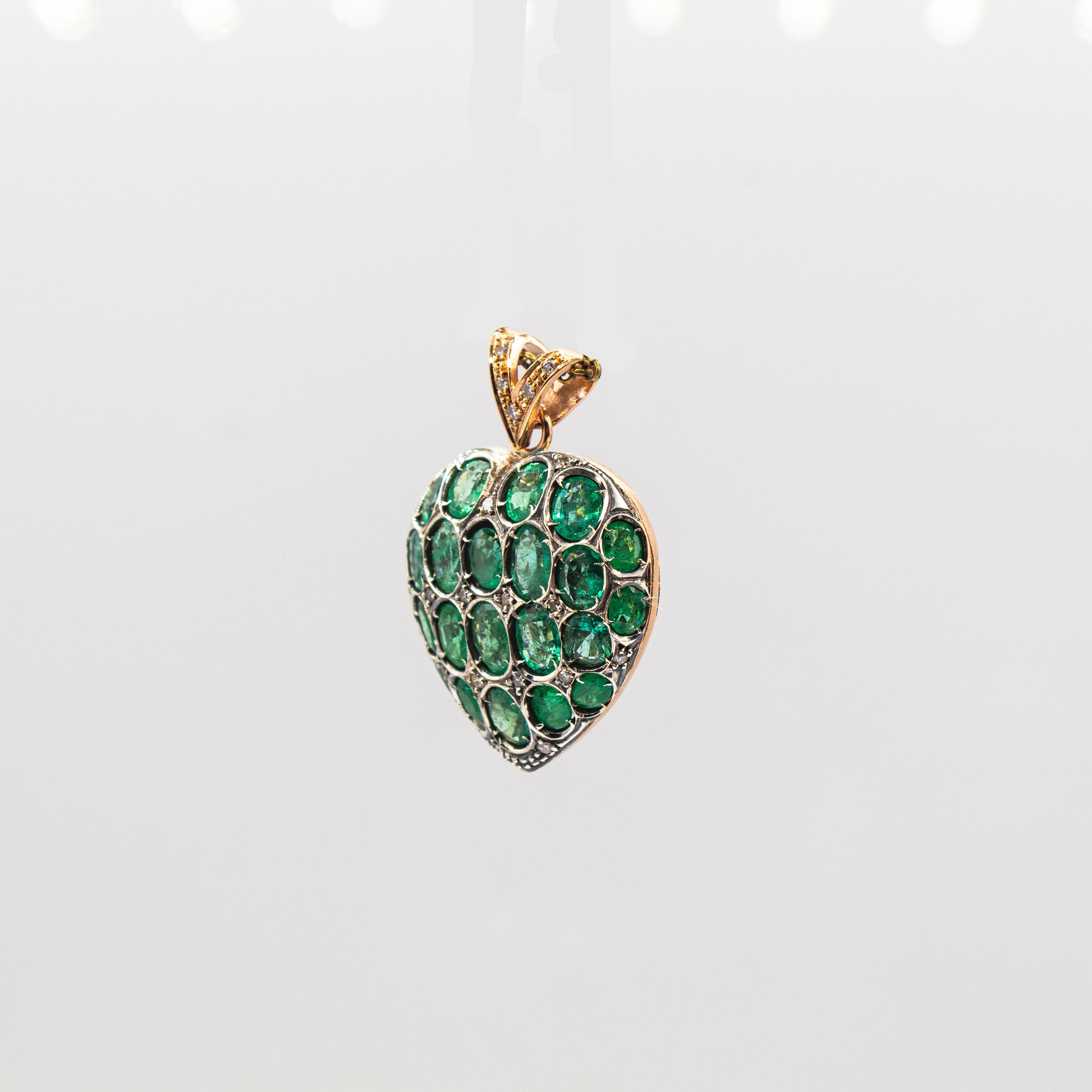 Pendentif Heart de style Art nouveau en or jaune avec diamants blancs et émeraudes de taille ovale Neuf - En vente à Naples, IT