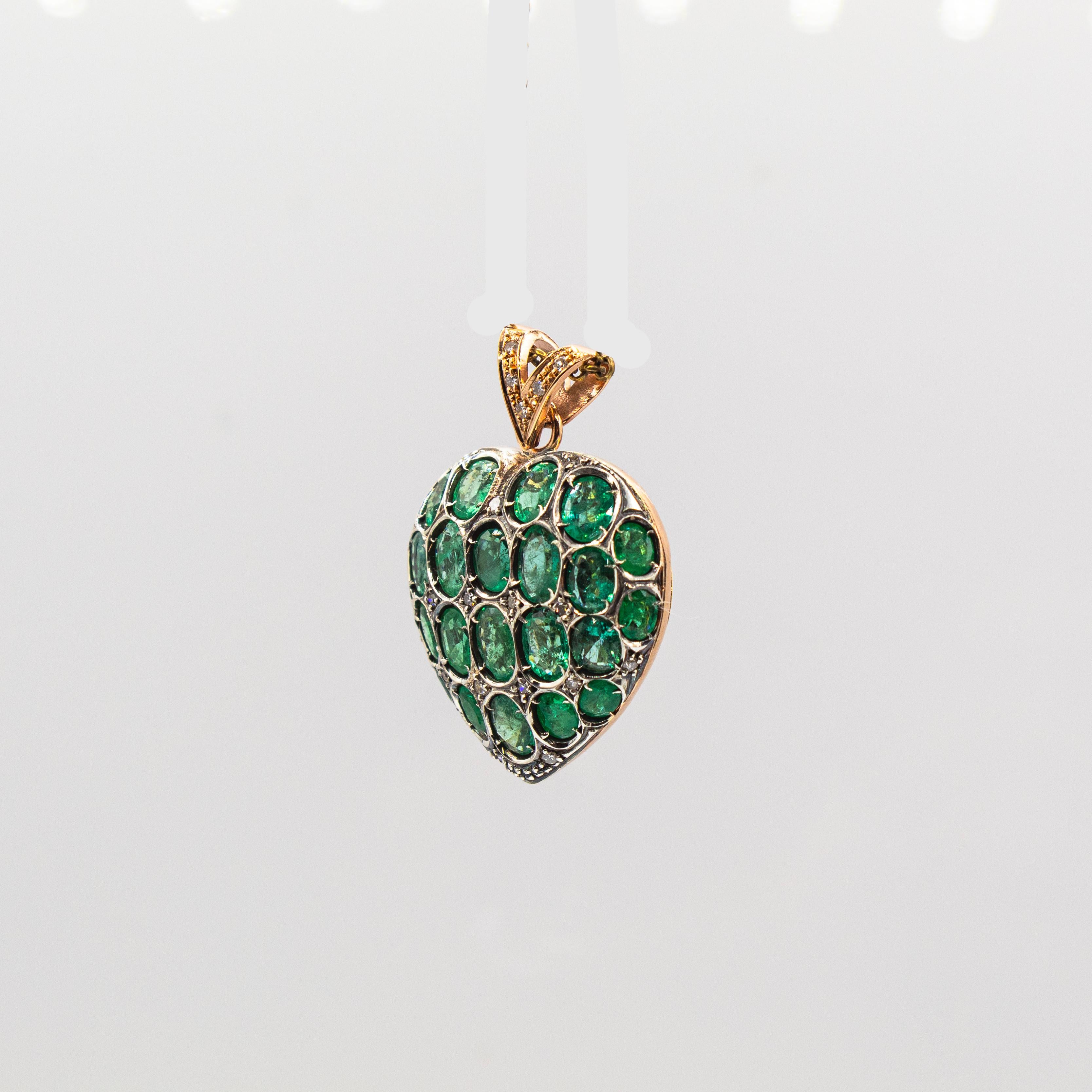 Pendentif Heart de style Art nouveau en or jaune avec diamants blancs et émeraudes de taille ovale Unisexe en vente