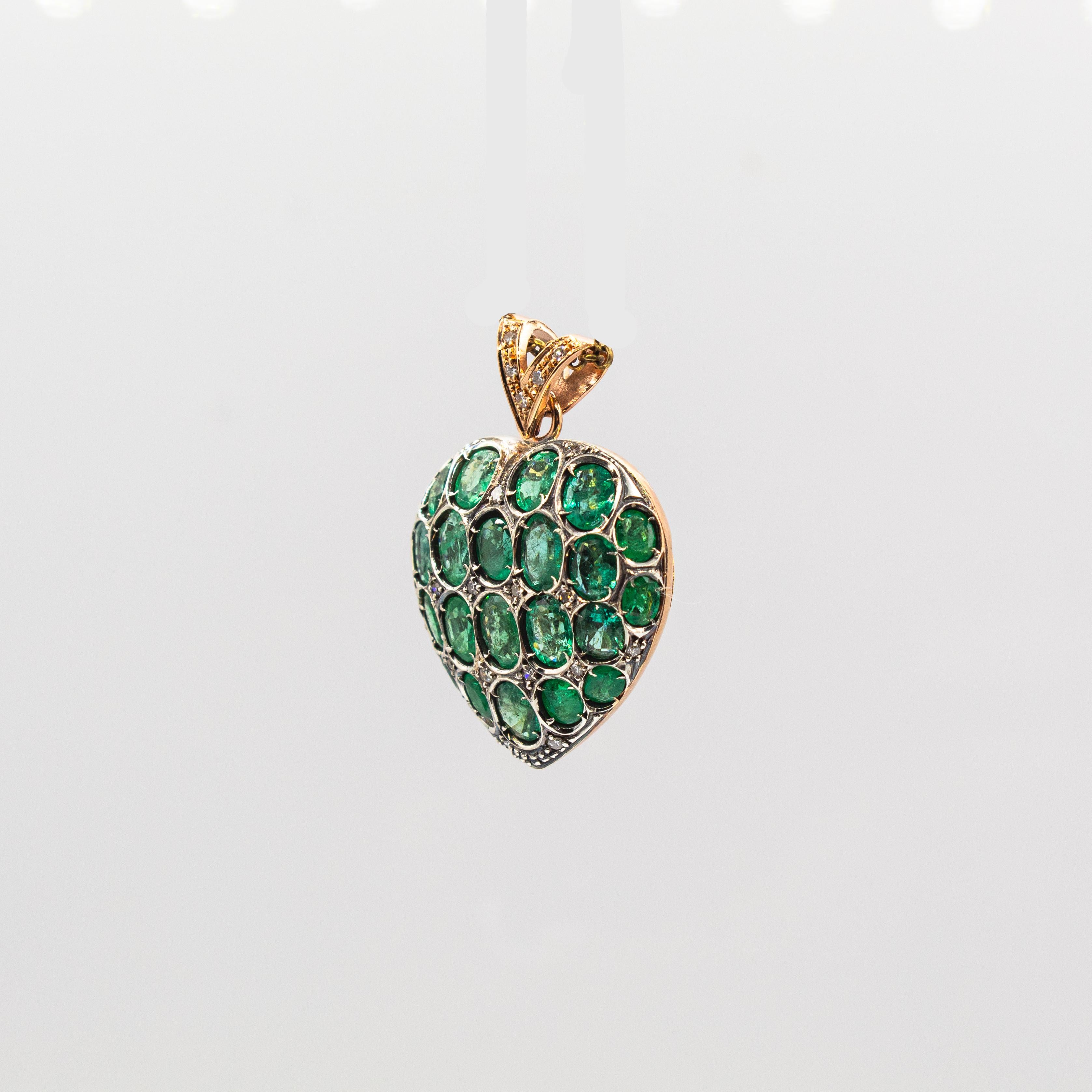 Pendentif Heart de style Art nouveau en or jaune avec diamants blancs et émeraudes de taille ovale en vente 1