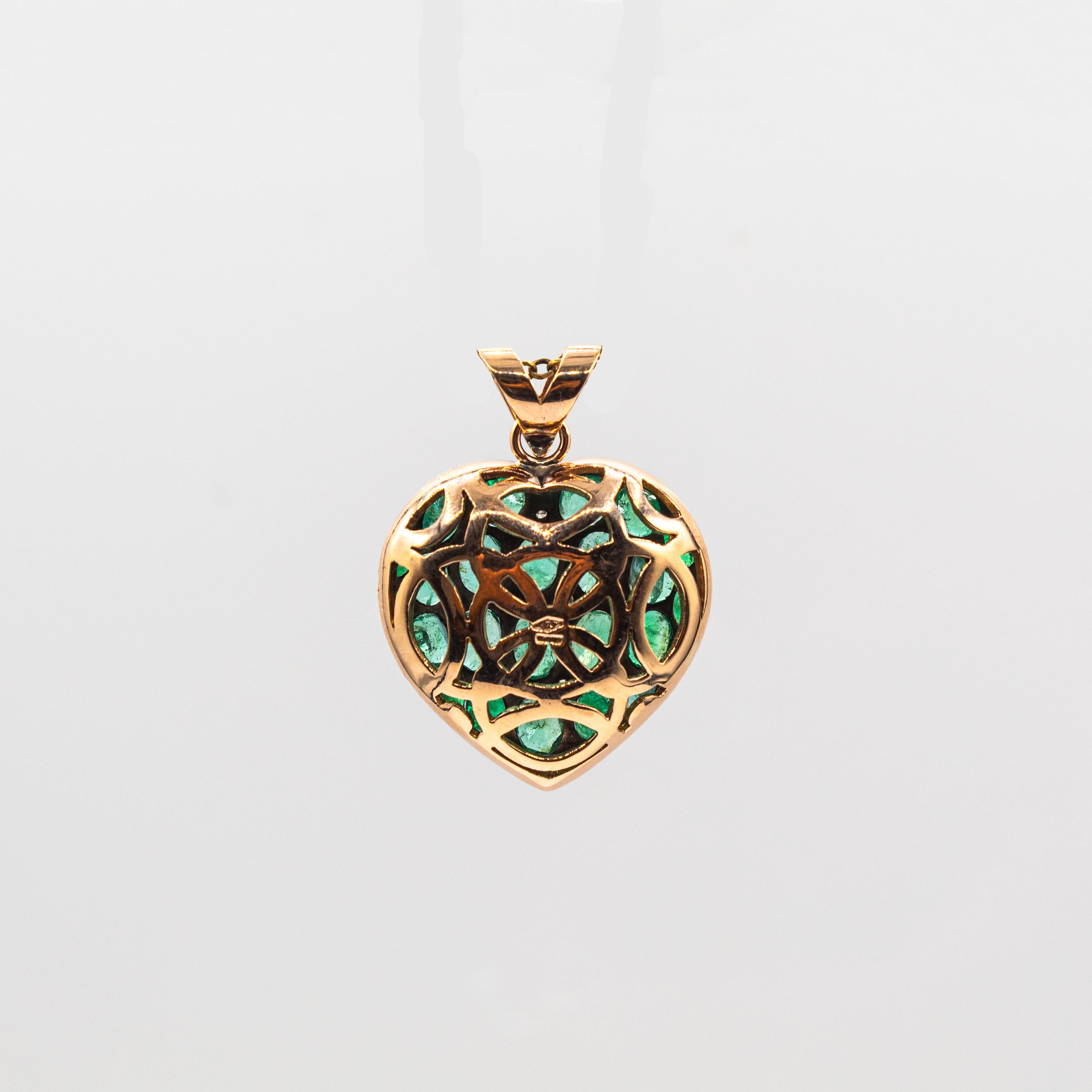 Pendentif Heart de style Art nouveau en or jaune avec diamants blancs et émeraudes de taille ovale en vente 2