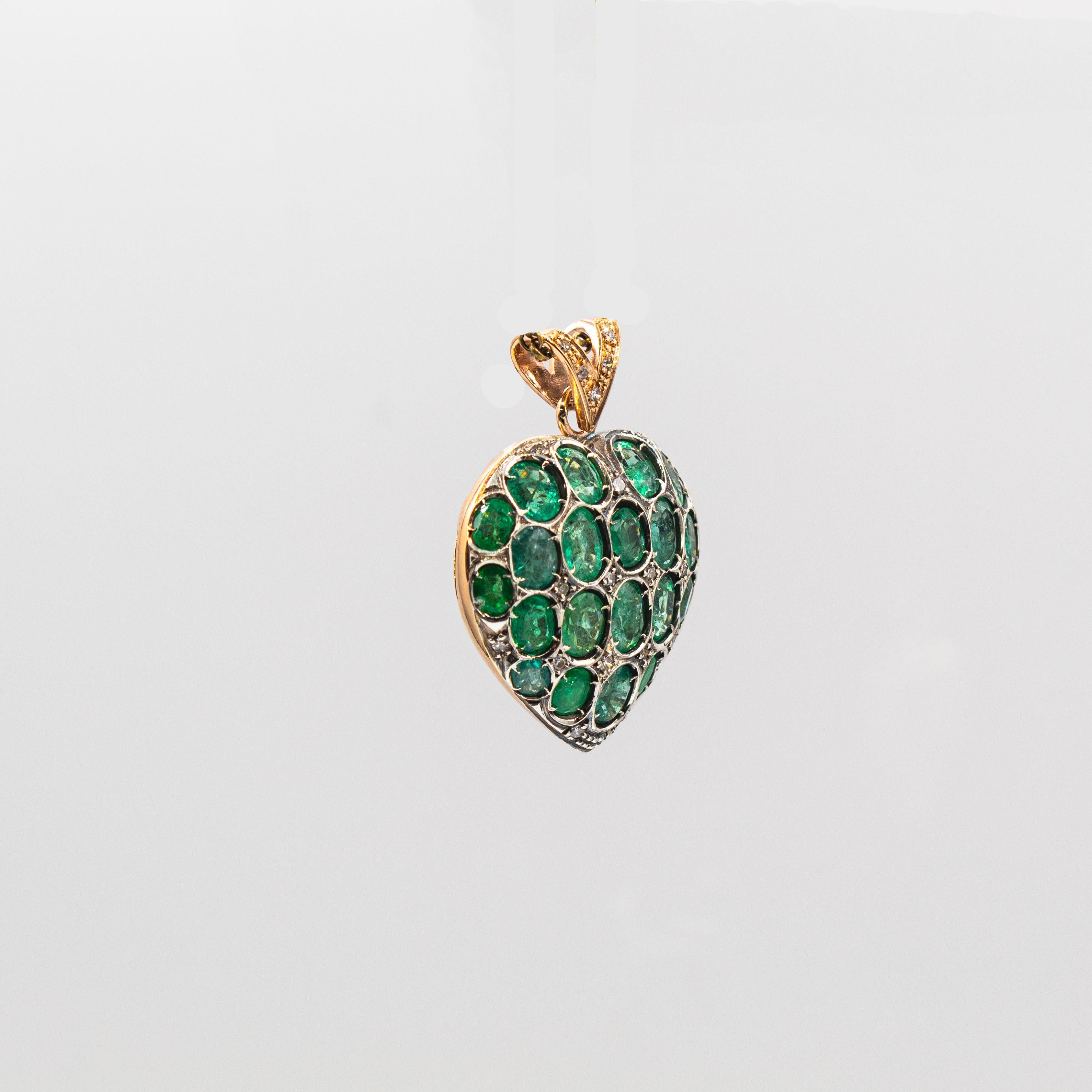 Pendentif Heart de style Art nouveau en or jaune avec diamants blancs et émeraudes de taille ovale en vente 3