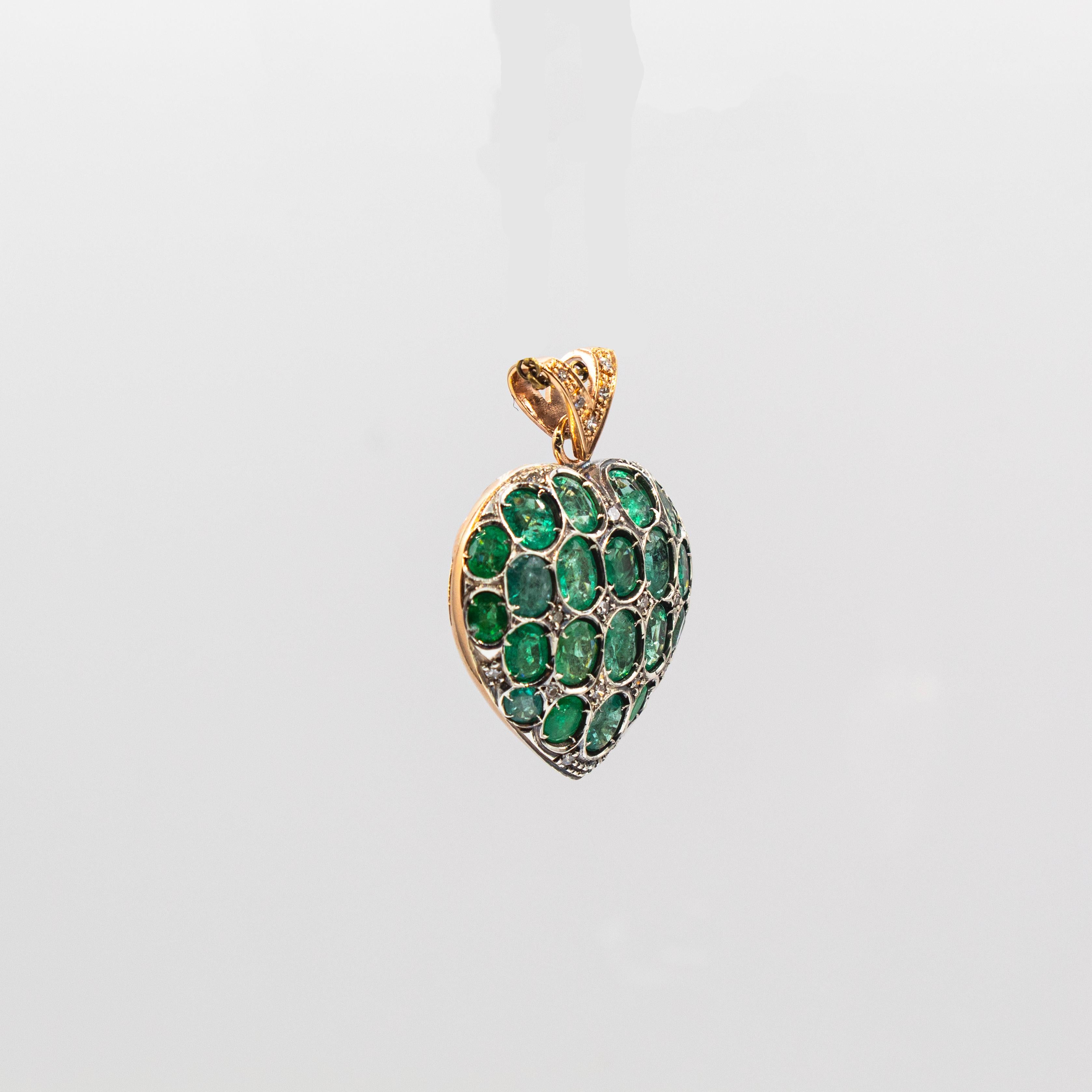 Pendentif Heart de style Art nouveau en or jaune avec diamants blancs et émeraudes de taille ovale en vente 4