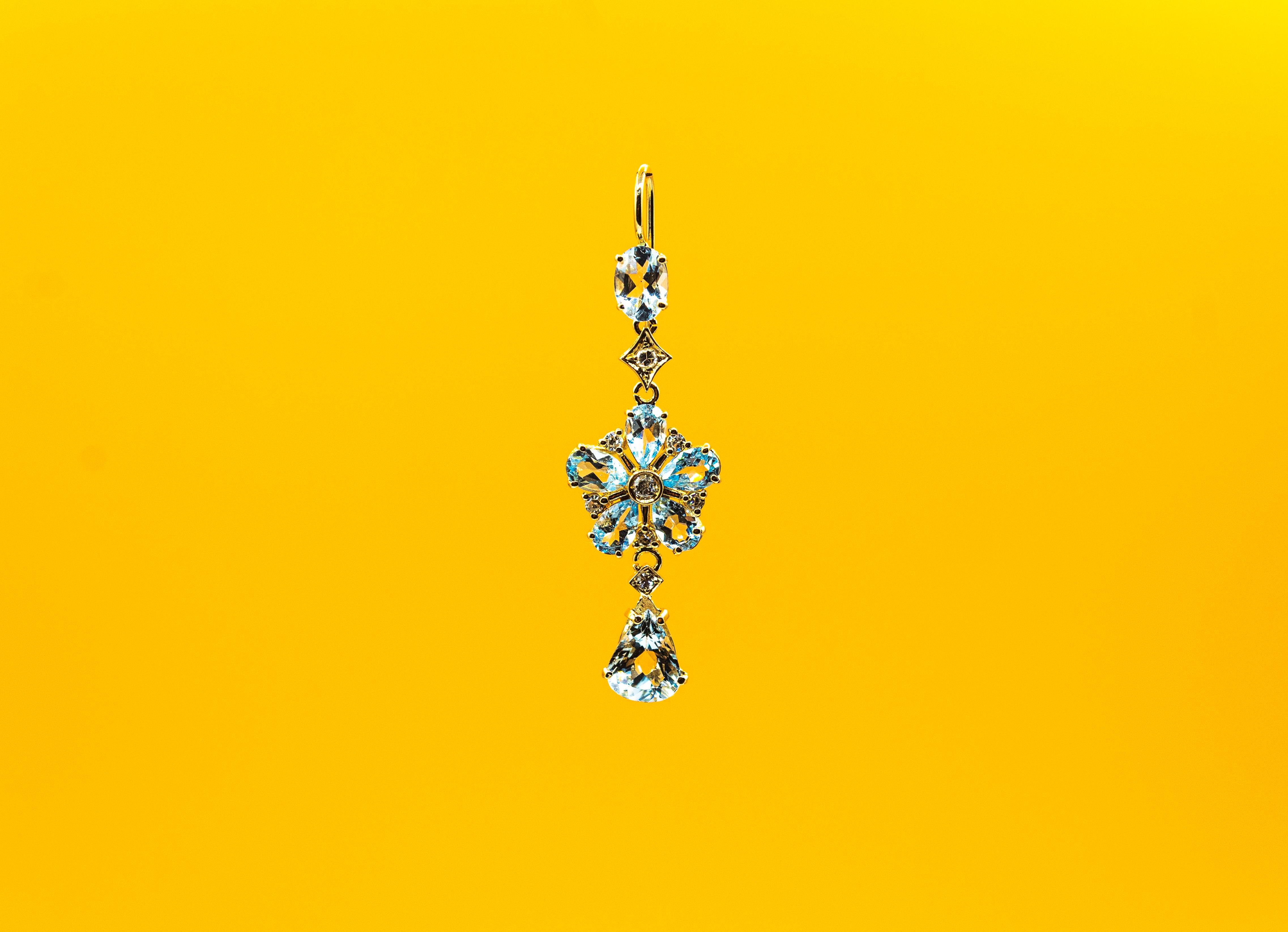 Art Nouveau Style Weißer Diamant Birnenschliff Aquamarin Gelbgold Blumen Ohrringe für Damen oder Herren im Angebot
