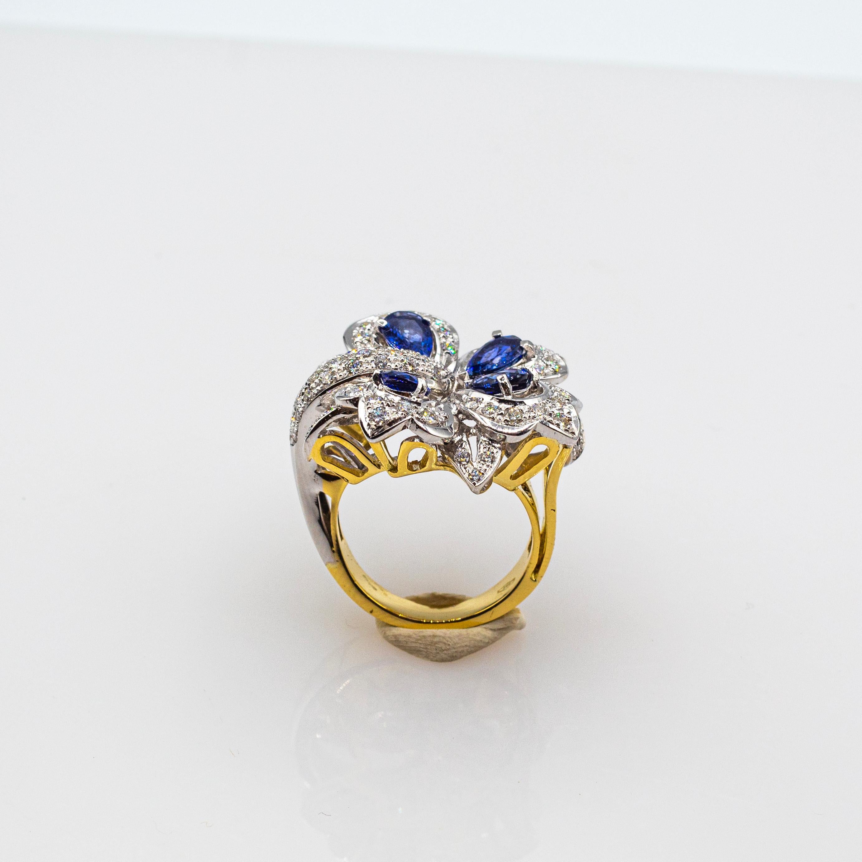 Bague de cocktail en or jaune, style Art Nouveau, diamant blanc, saphir bleu taillé en poire Neuf - En vente à Naples, IT