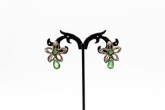 Orecchini a clip in oro giallo con diamante bianco taglio pera e smeraldo in stile Art Nouveau