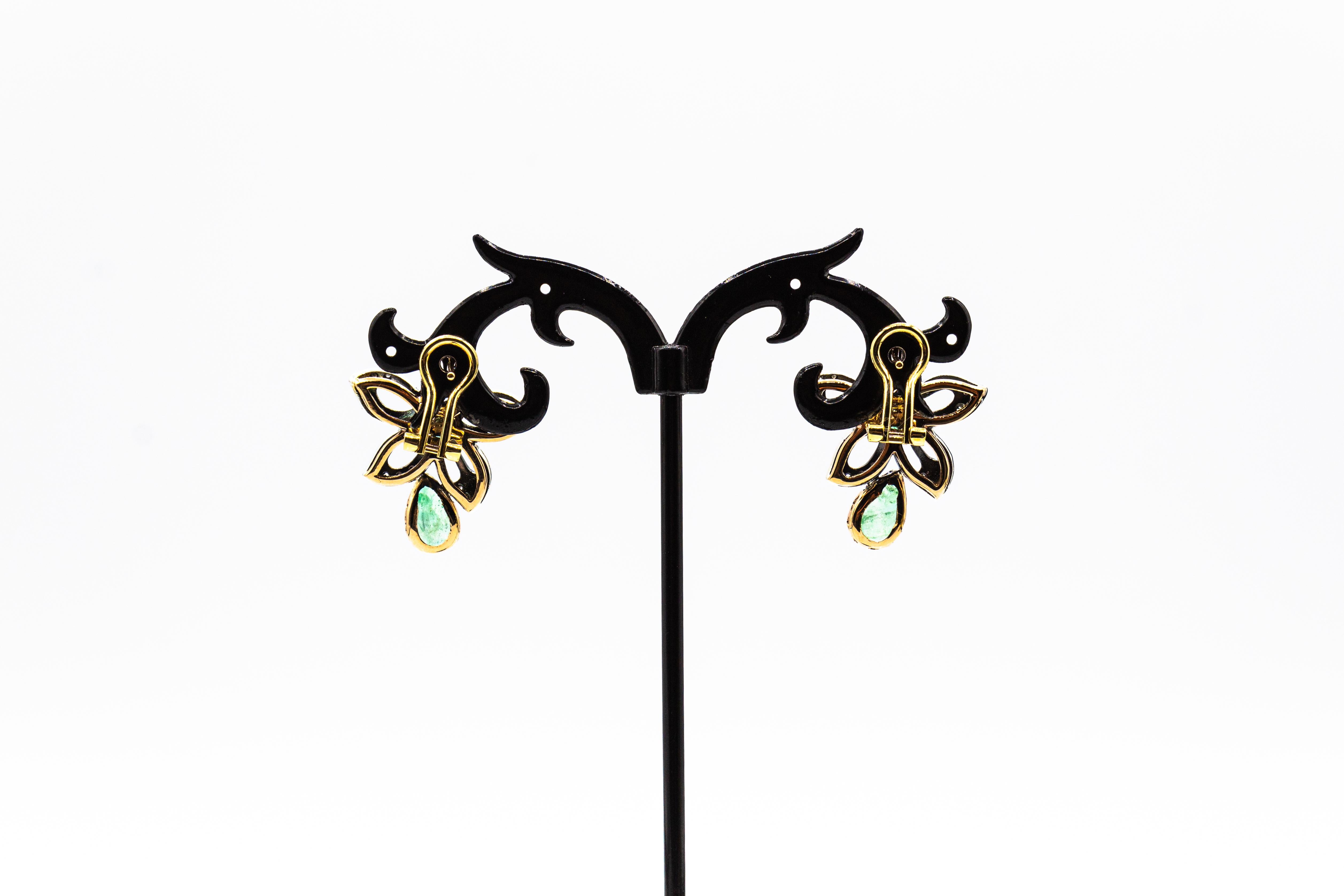 Taille vieille Europe Clips d'oreilles en or jaune de style Art Nouveau avec diamants blancs et émeraudes en forme de poire en vente