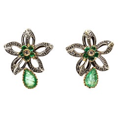 Clips d'oreilles en or jaune de style Art Nouveau avec diamants blancs et émeraudes en forme de poire