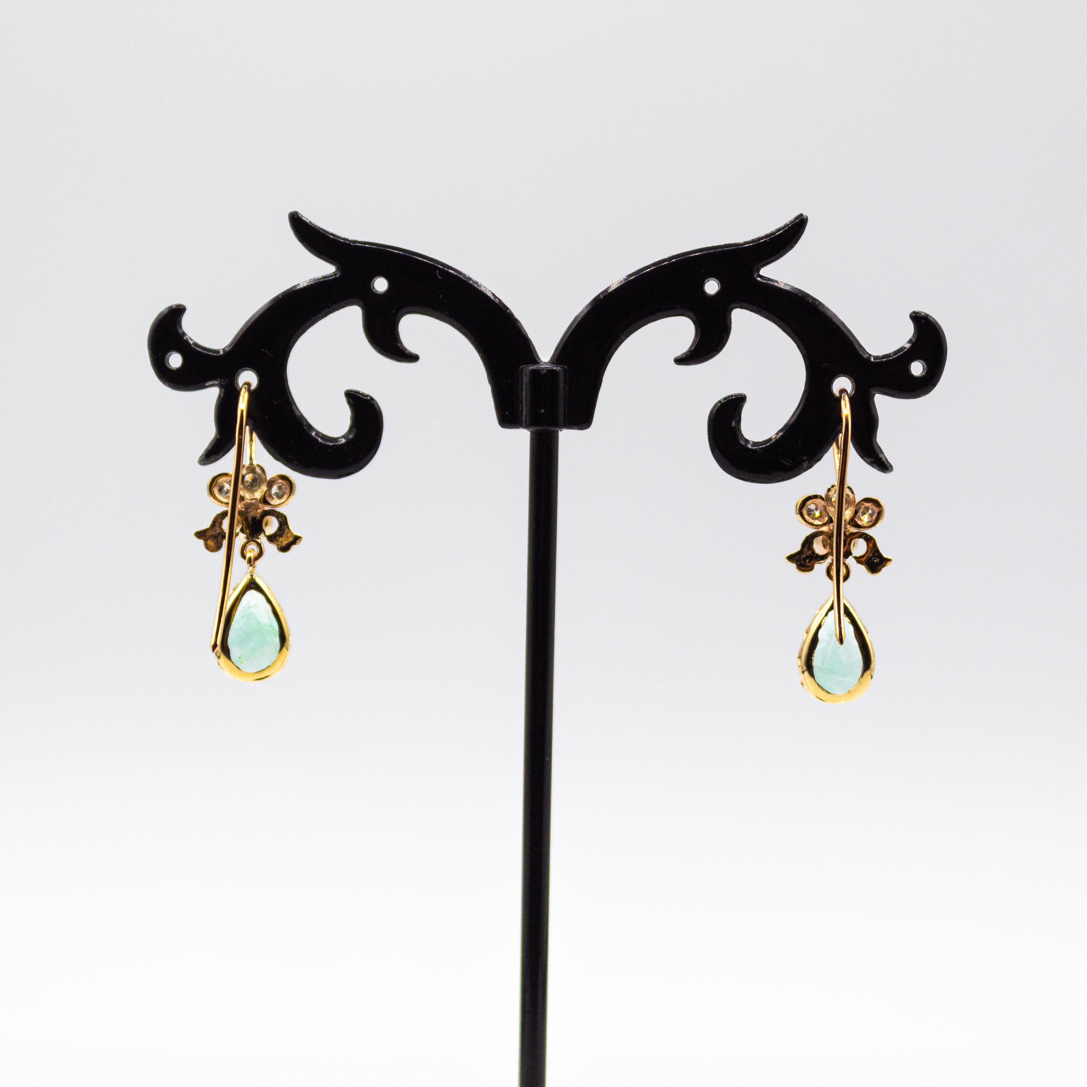 Taille rose Boucles d'oreilles en or jaune, diamant blanc taille poire et émeraude de style Art Nouveau en vente