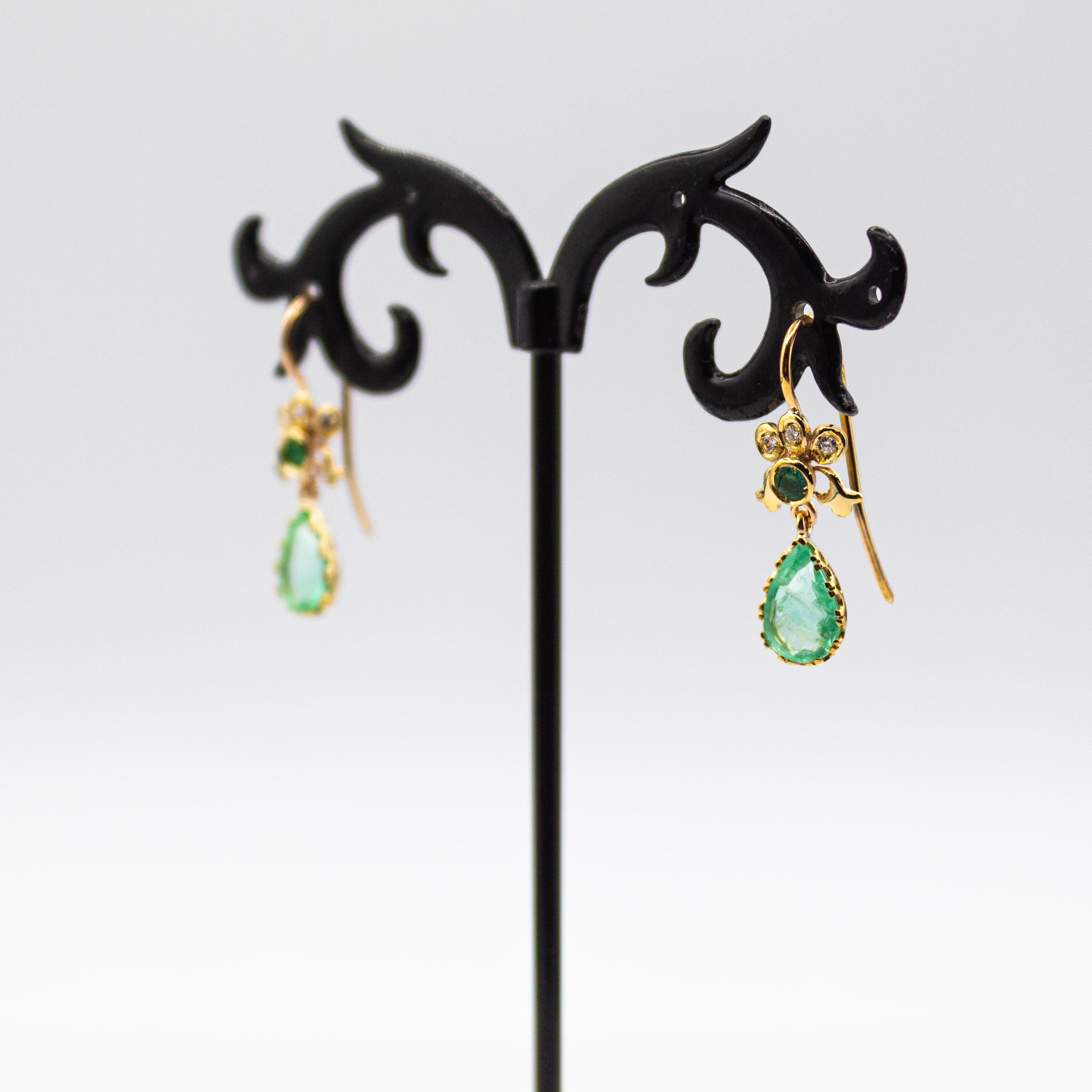 Boucles d'oreilles en or jaune, diamant blanc taille poire et émeraude de style Art Nouveau Neuf - En vente à Naples, IT