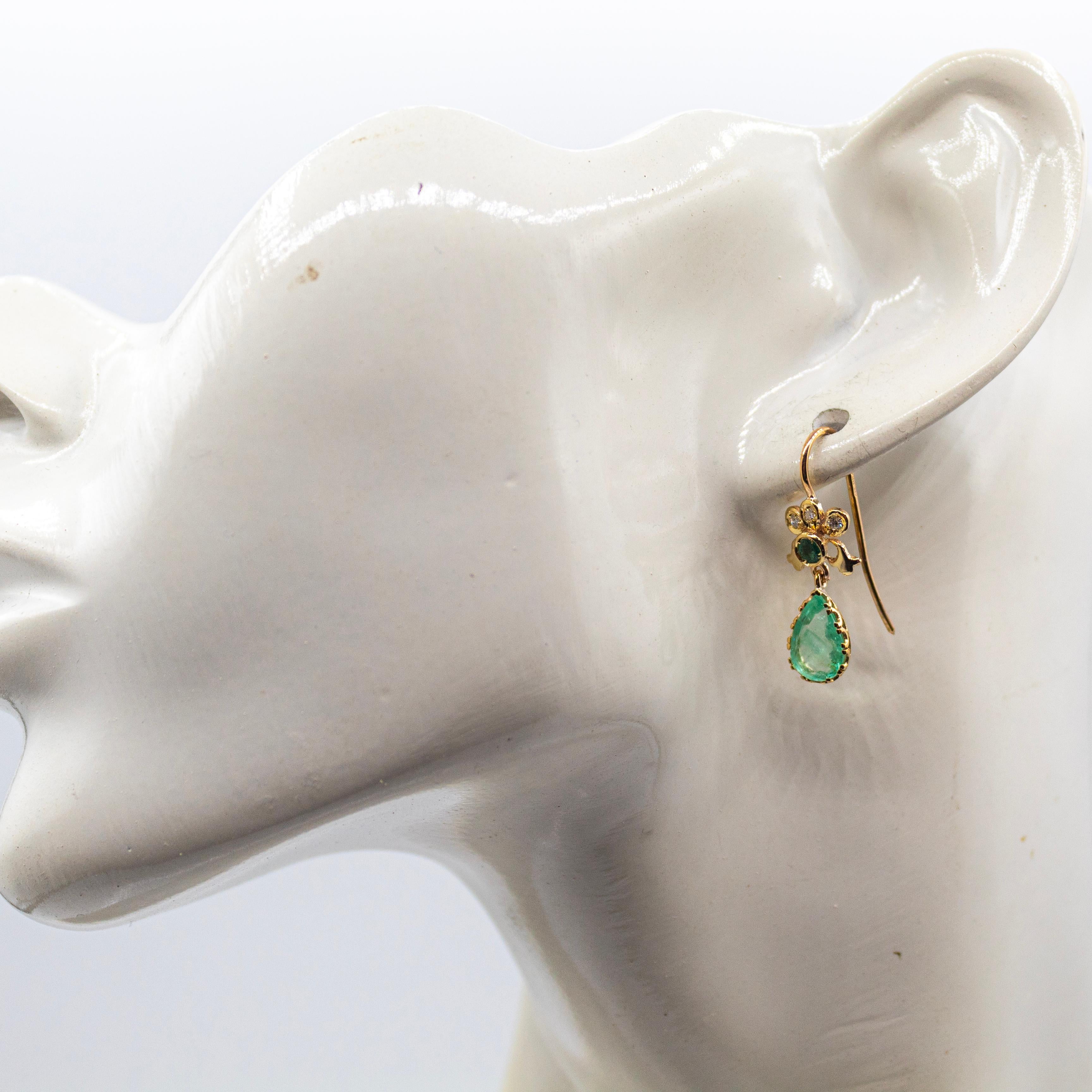 Boucles d'oreilles en or jaune, diamant blanc taille poire et émeraude de style Art Nouveau en vente 1