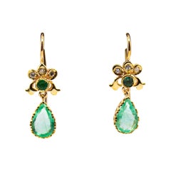Boucles d'oreilles en or jaune, diamant blanc taille poire et émeraude de style Art Nouveau