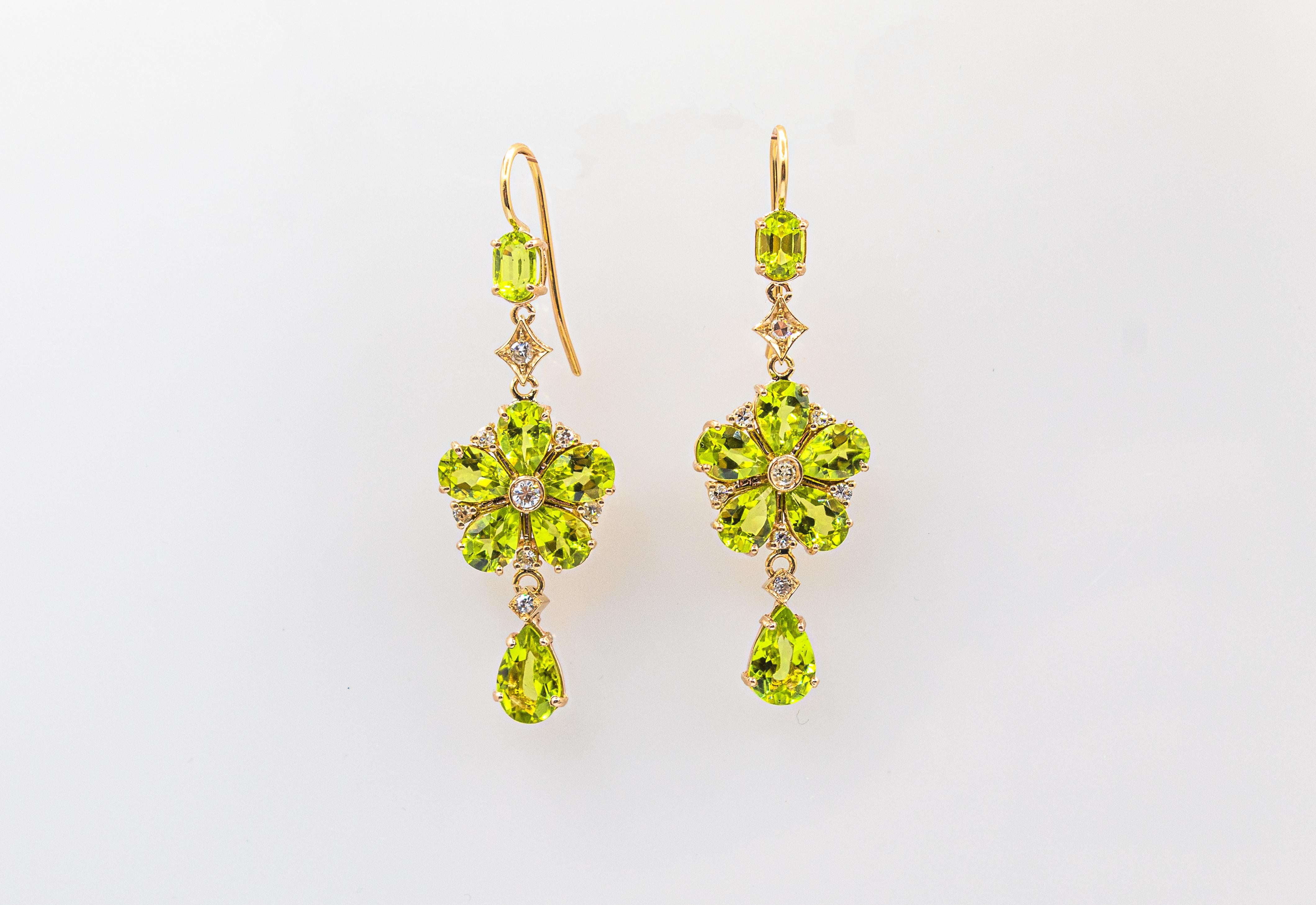 Boucles d'oreilles de style Art nouveau en or jaune avec fleurs en diamants blancs et péridots taille poire en vente 5