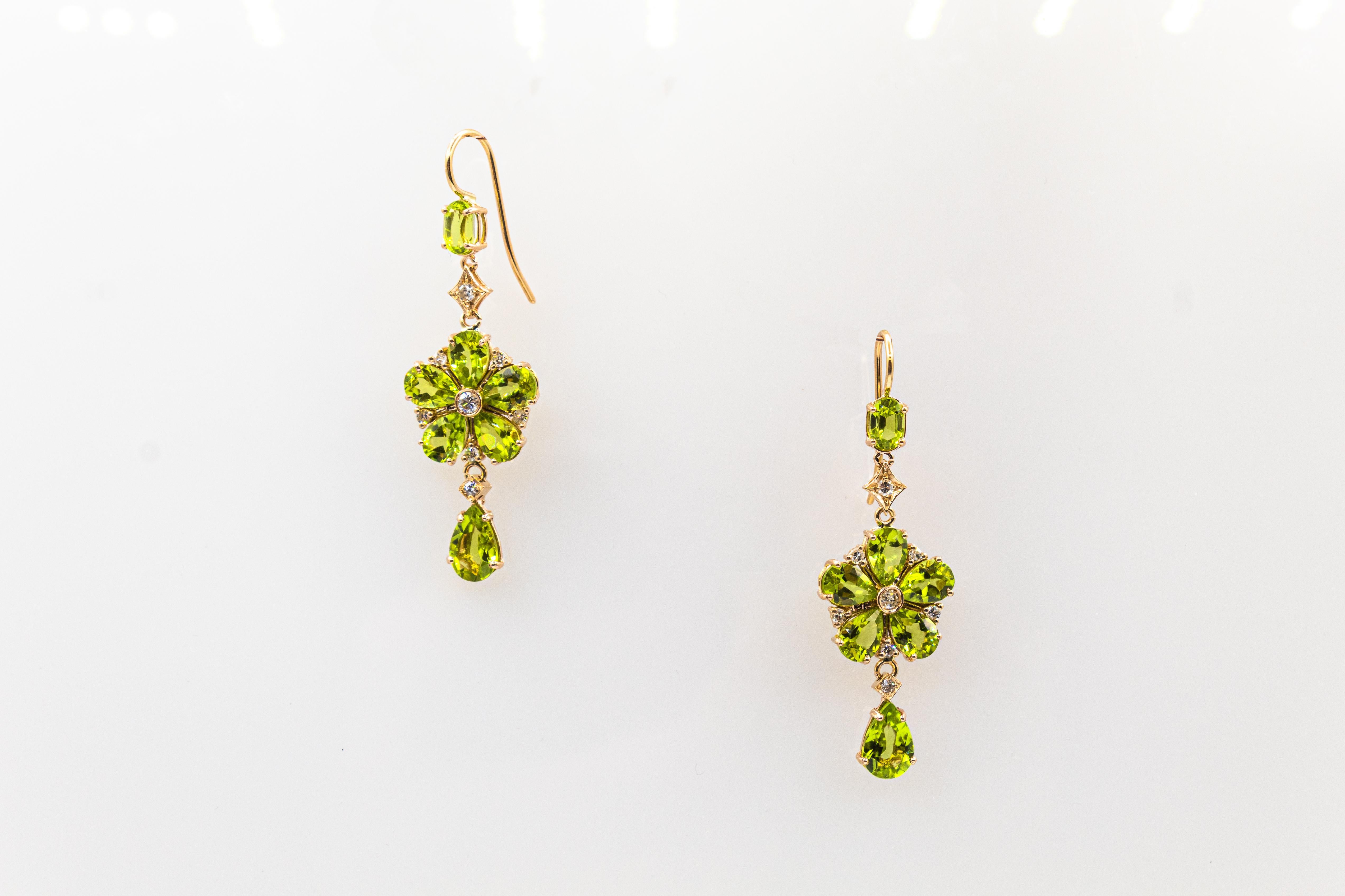 Boucles d'oreilles de style Art nouveau en or jaune avec fleurs en diamants blancs et péridots taille poire en vente 6