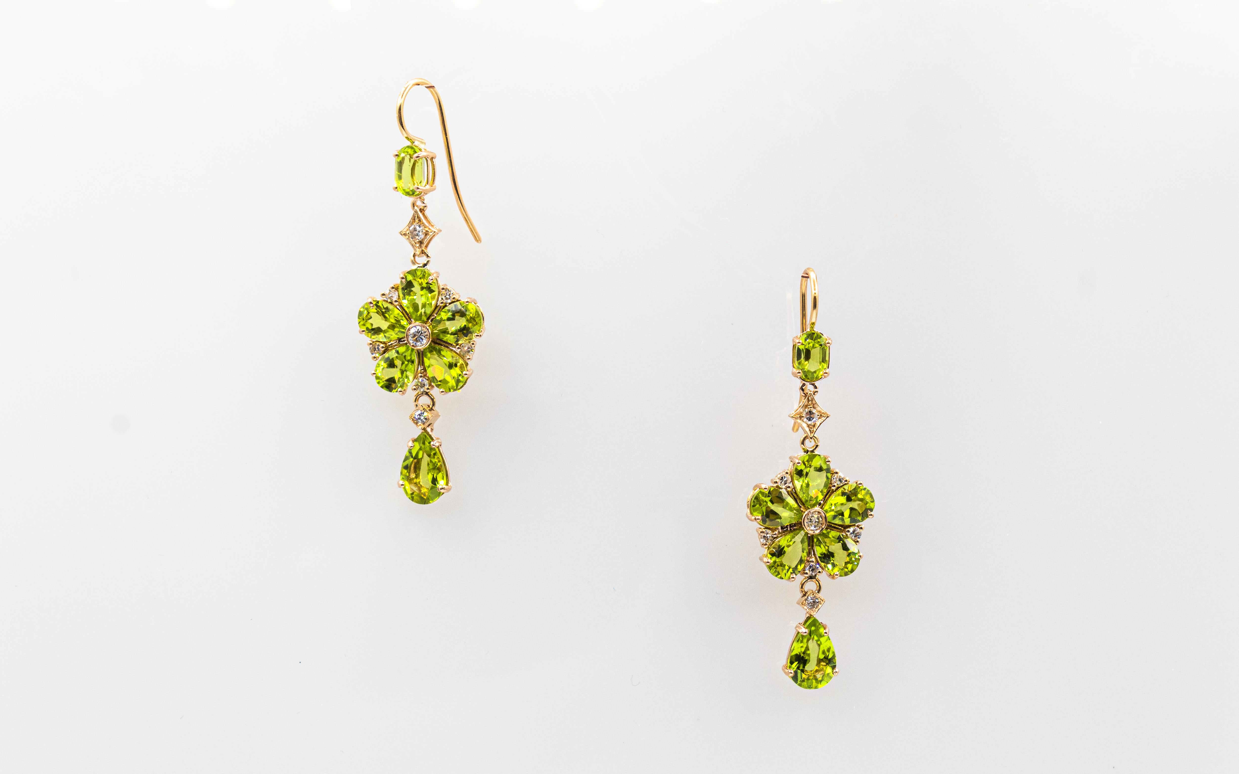Boucles d'oreilles de style Art nouveau en or jaune avec fleurs en diamants blancs et péridots taille poire en vente 7