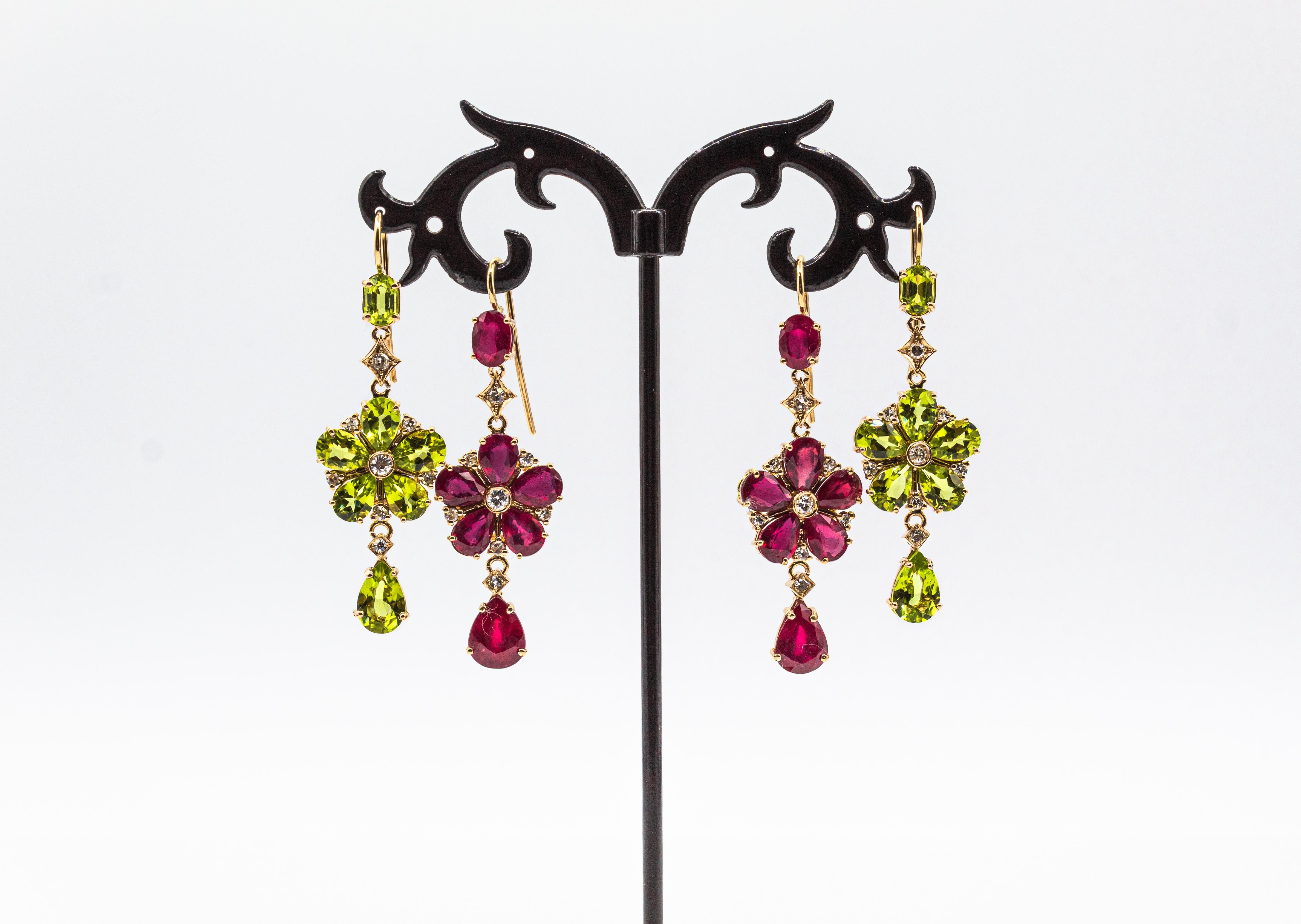 Taille poire Boucles d'oreilles de style Art nouveau en or jaune avec fleurs en diamants blancs et péridots taille poire en vente