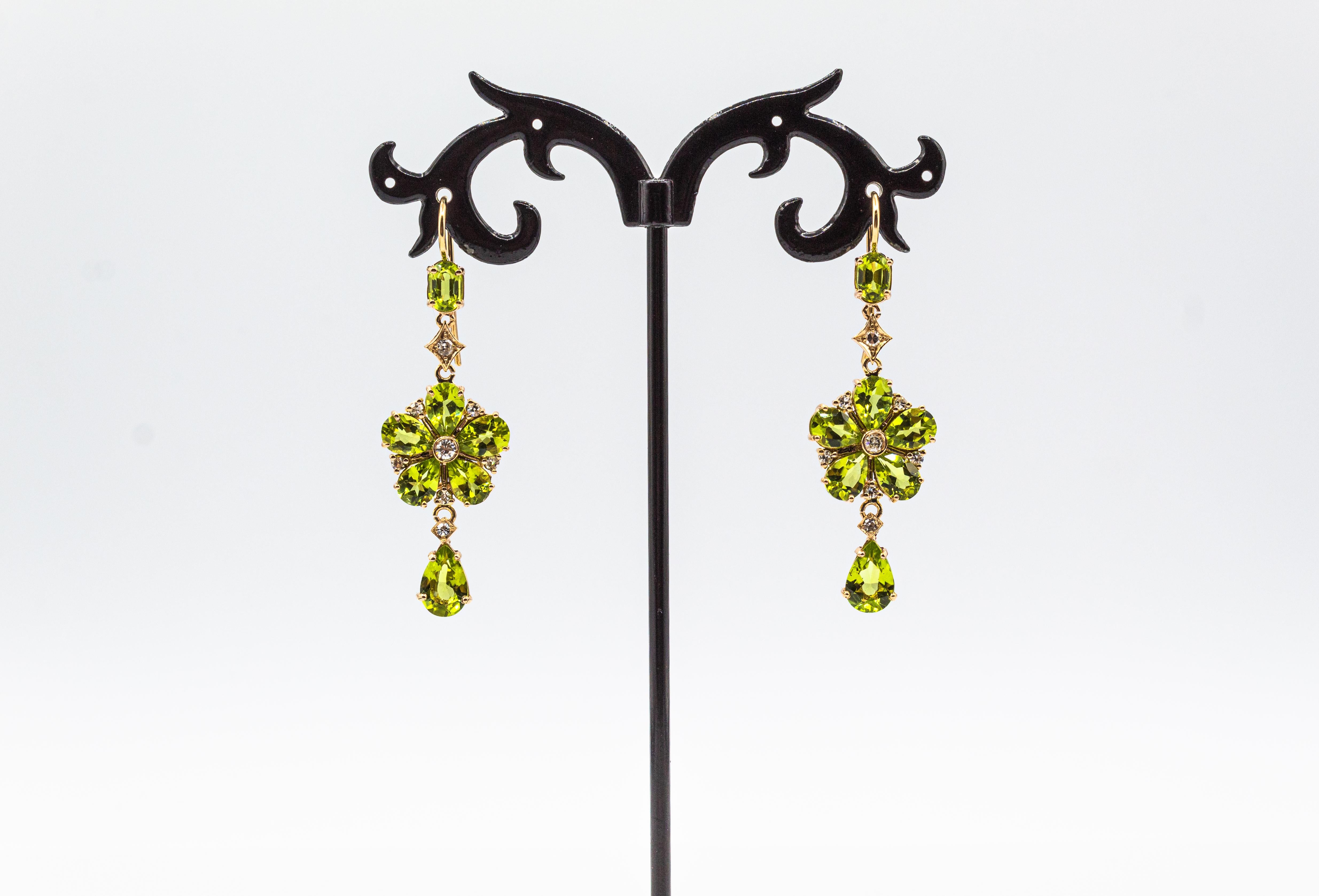 Art Nouveau Style Weißer Diamant Birnenschliff Peridot Gelbgold Blumen Ohrringe (Tropfenschliff) im Angebot
