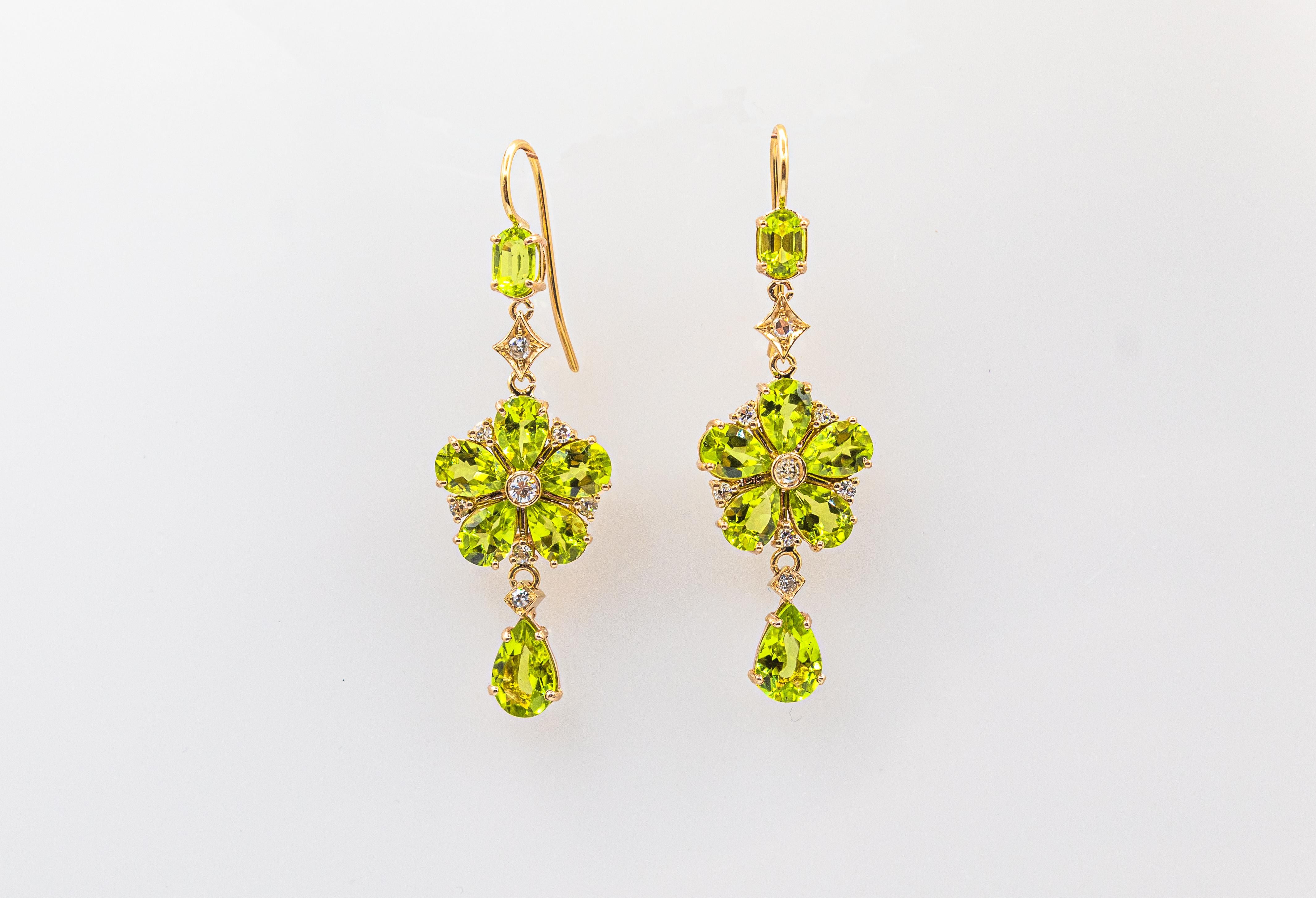 Boucles d'oreilles de style Art nouveau en or jaune avec fleurs en diamants blancs et péridots taille poire en vente 4
