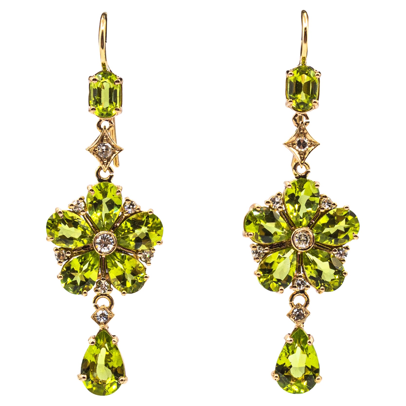 Boucles d'oreilles de style Art nouveau en or jaune avec fleurs en diamants blancs et péridots taille poire