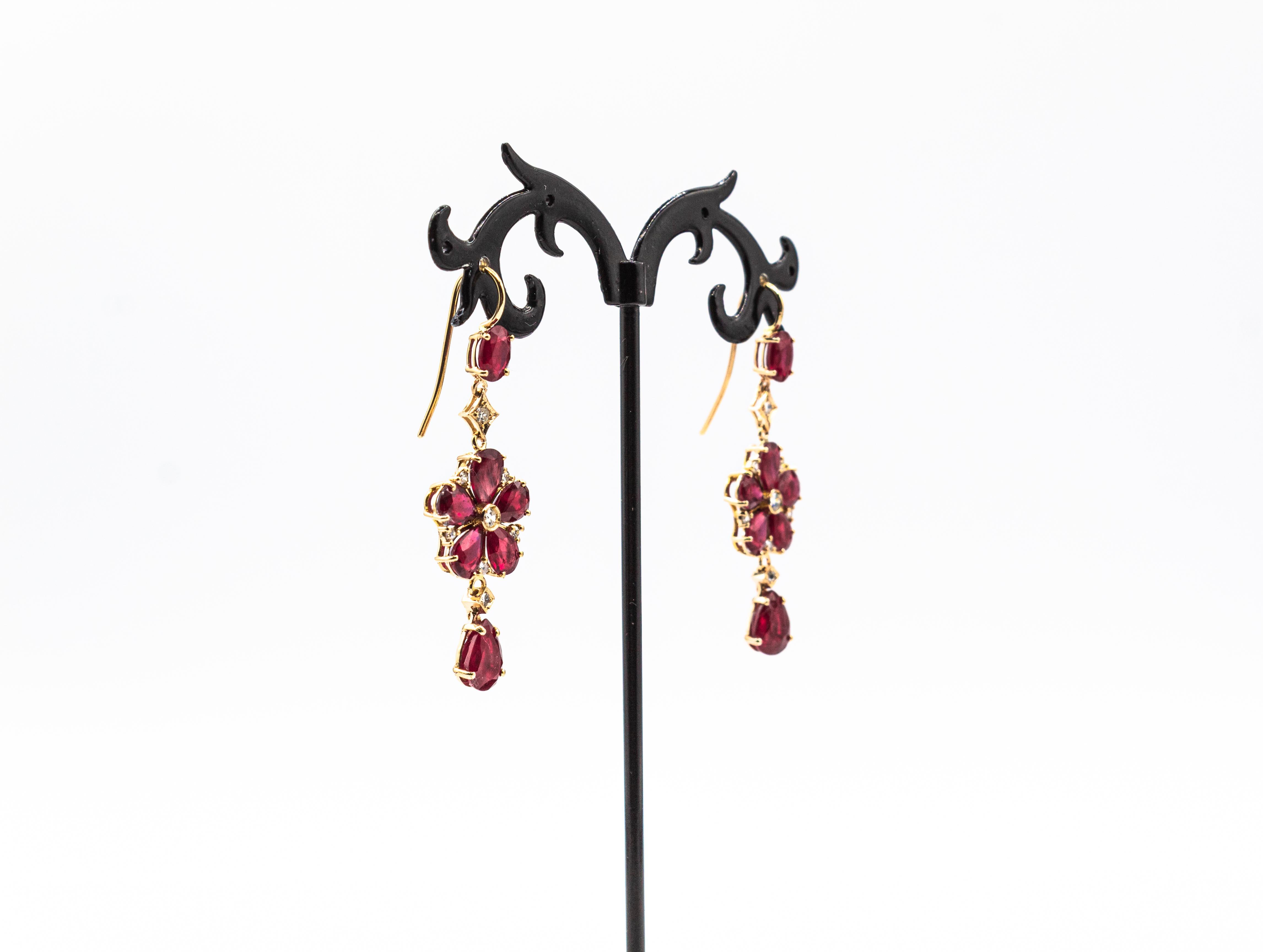 Art Nouveau Style Weißer Diamant Birnenschliff Rubin Gelbgold Blumen Ohrringe für Damen oder Herren im Angebot