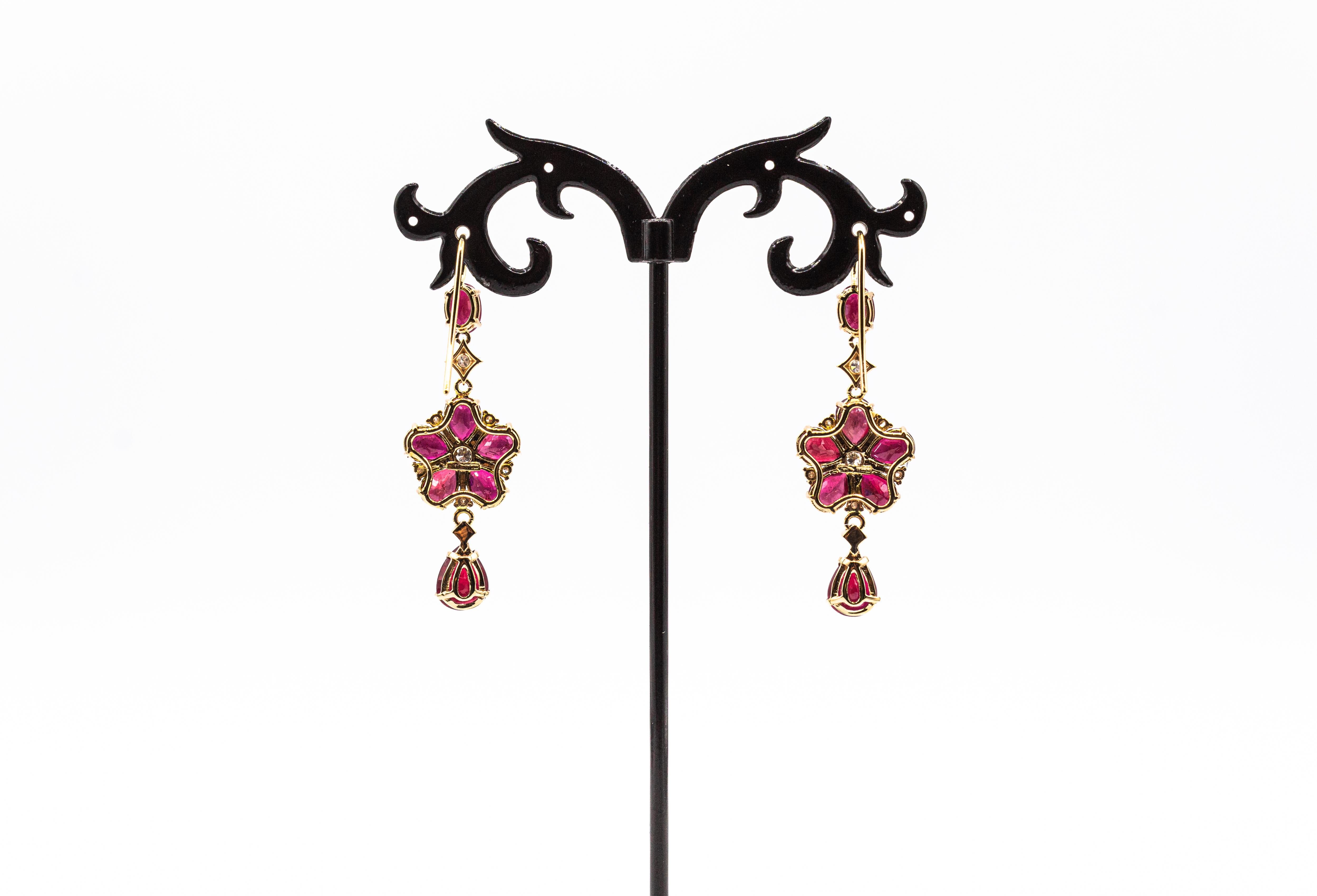 Art Nouveau Style Weißer Diamant Birnenschliff Rubin Gelbgold Blumen Ohrringe im Angebot 1