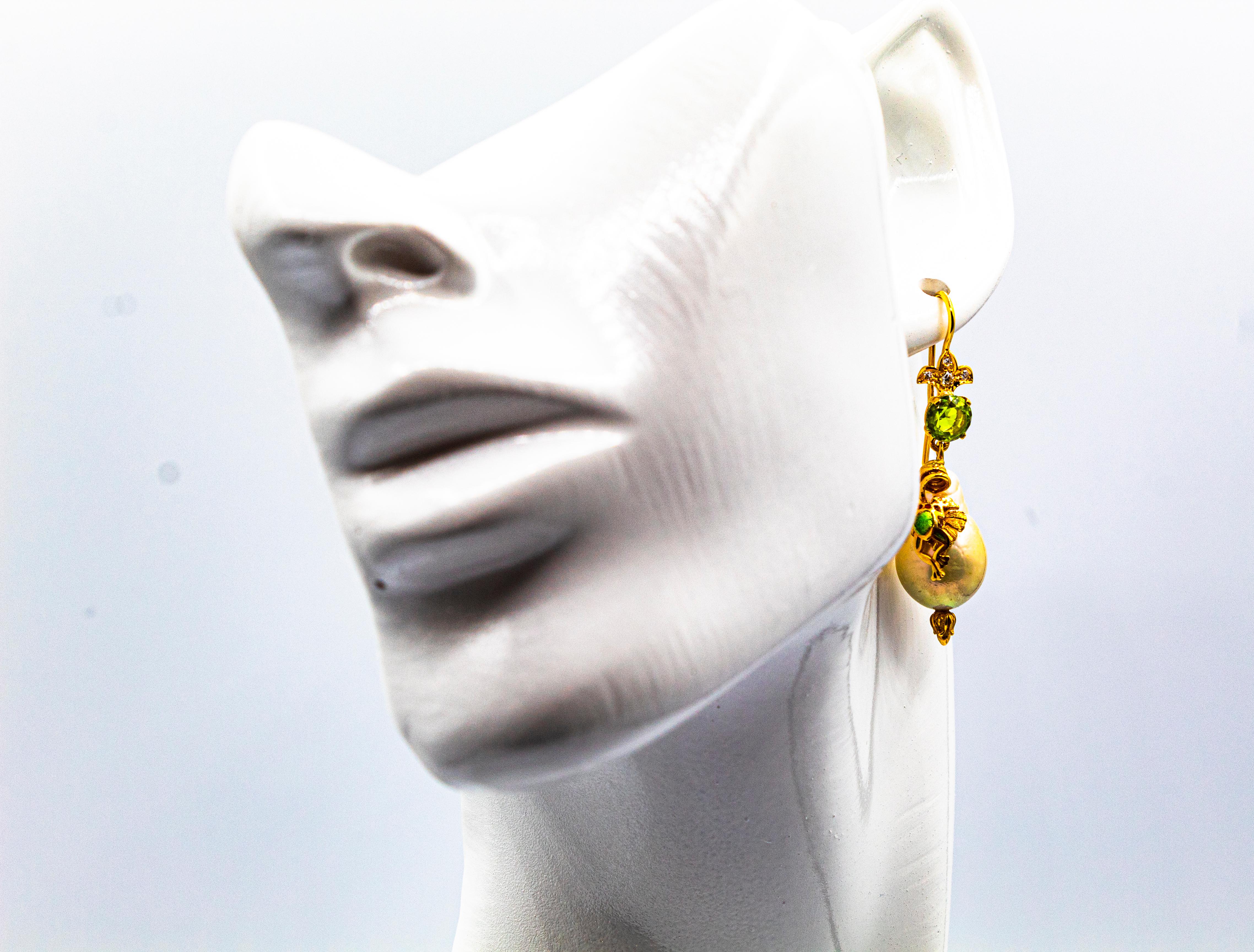 Boucles d'oreilles pendantes en or jaune, diamant blanc péridot perle émail, style Art Nouveau en vente 7
