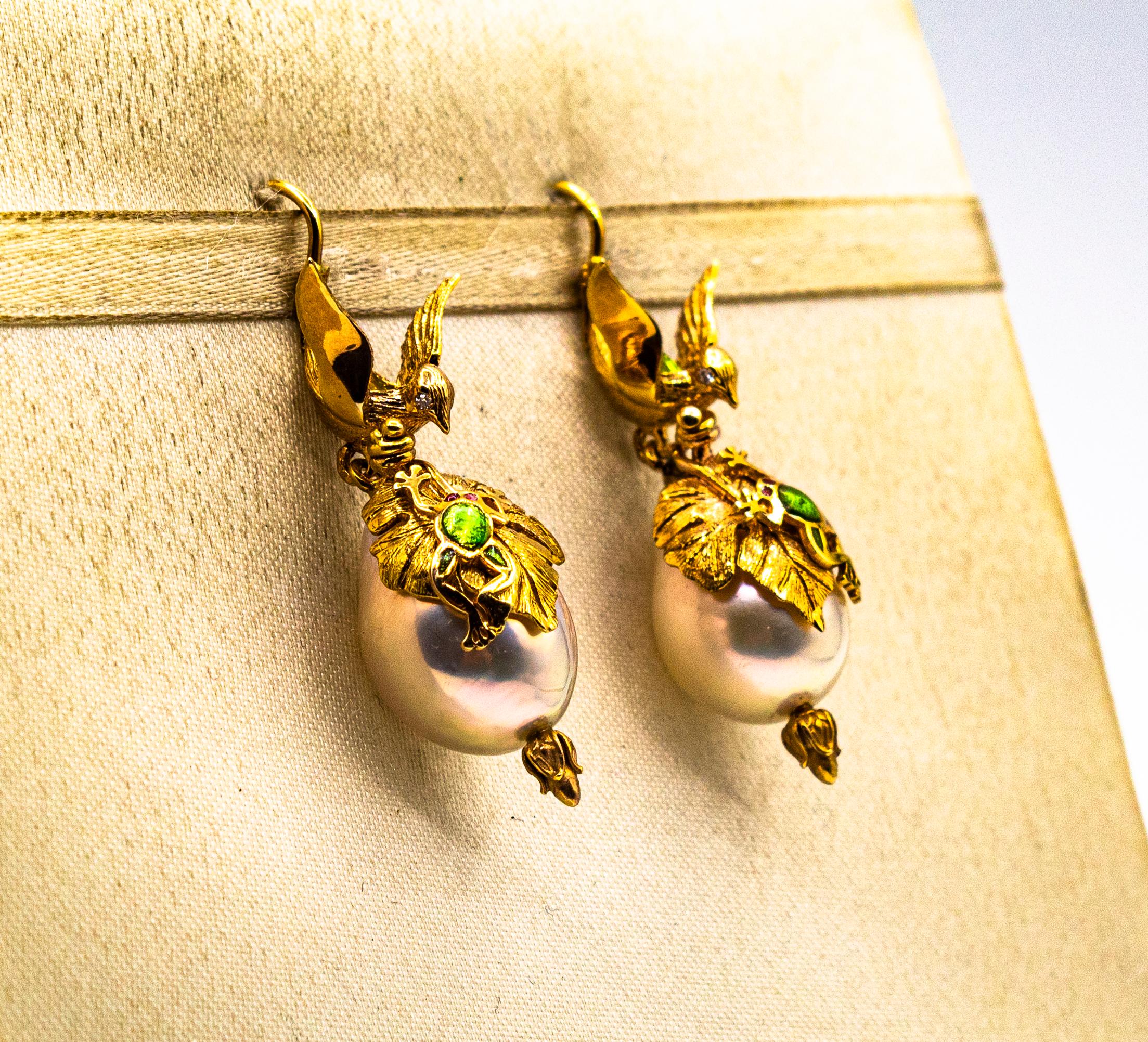 Art Nouveau Style Weißer Diamant Peridot Perle Emaille Gelbgold Tropfen Ohrringe (Brillantschliff) im Angebot