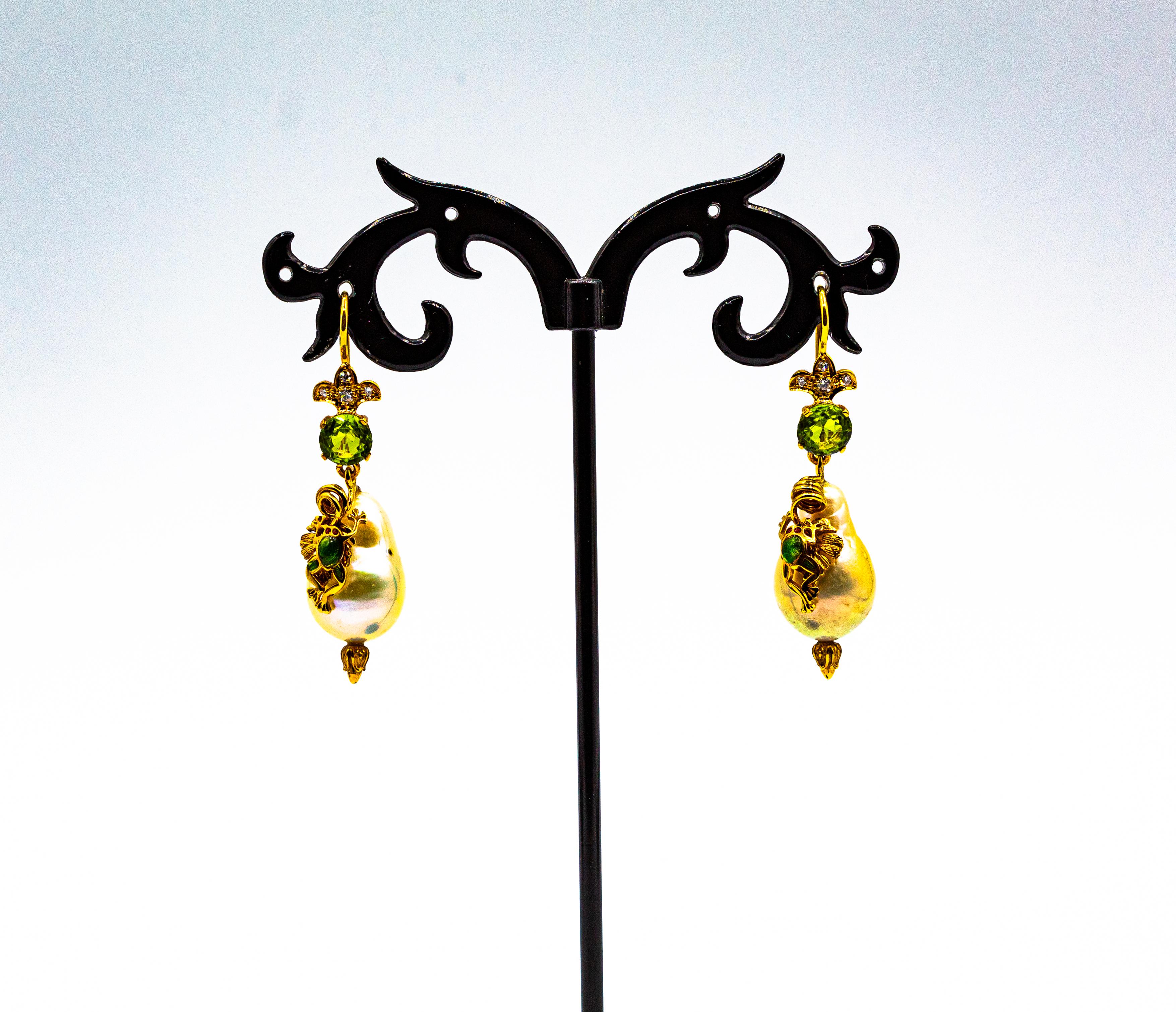 Boucles d'oreilles pendantes en or jaune, diamant blanc péridot perle émail, style Art Nouveau en vente 1