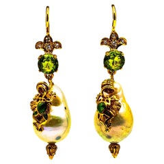 Orecchini a goccia in stile Art Nouveau con diamante bianco e perla smaltata in oro giallo