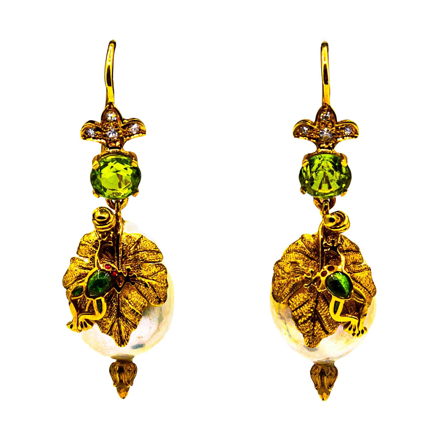 Boucles d'oreilles en goutte de style Art nouveau en or jaune avec diamants blancs, péridots, perles et émail