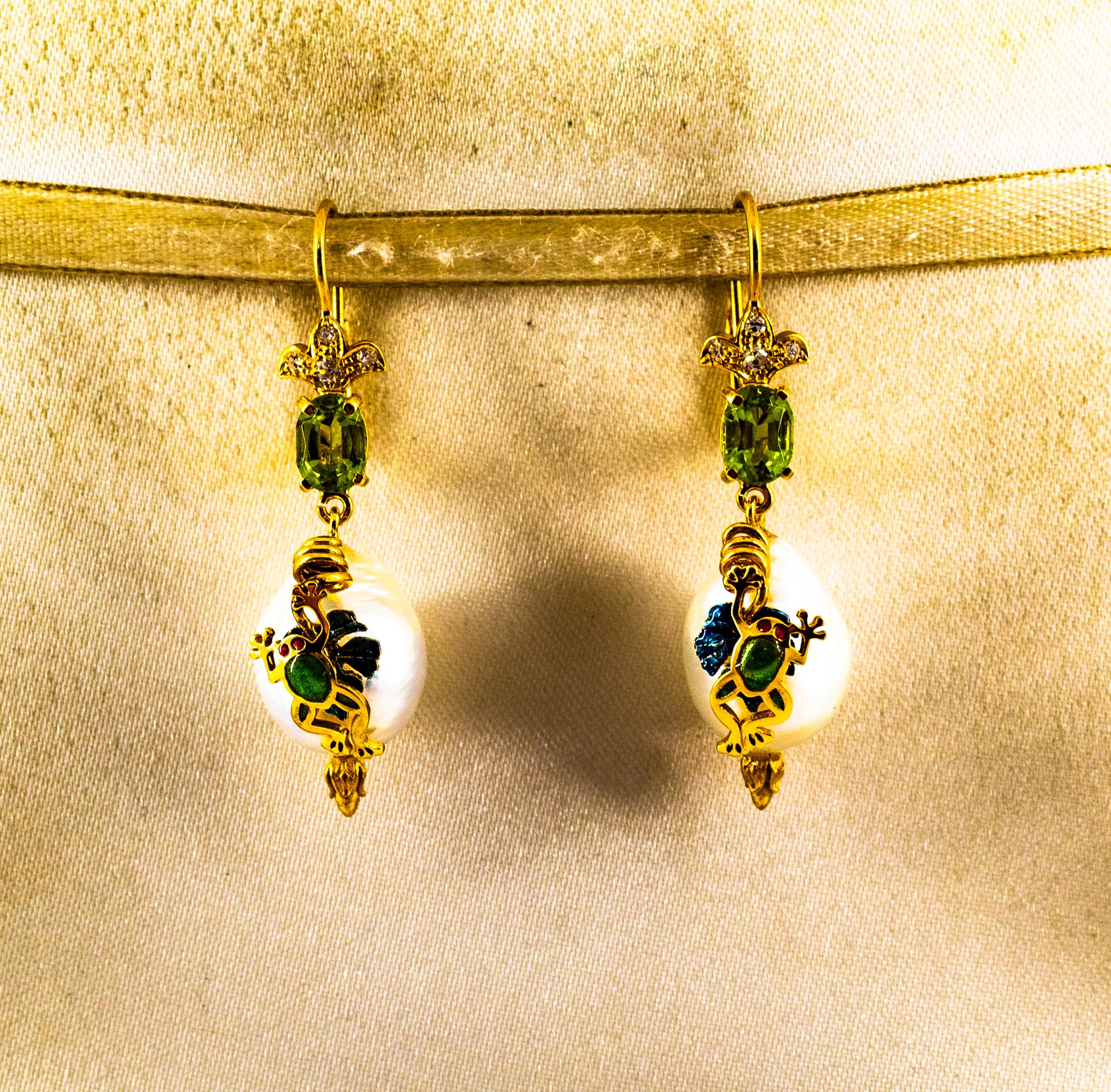 Gelbgold-Ohrringe „Frog“ im Jugendstil, weißer Diamant Peridot Perle Emaille (Art nouveau) im Angebot