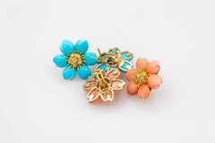 Boucles d'oreilles à clip en or jaune, diamant blanc, corail rose et fleurs de style Art Nouveau