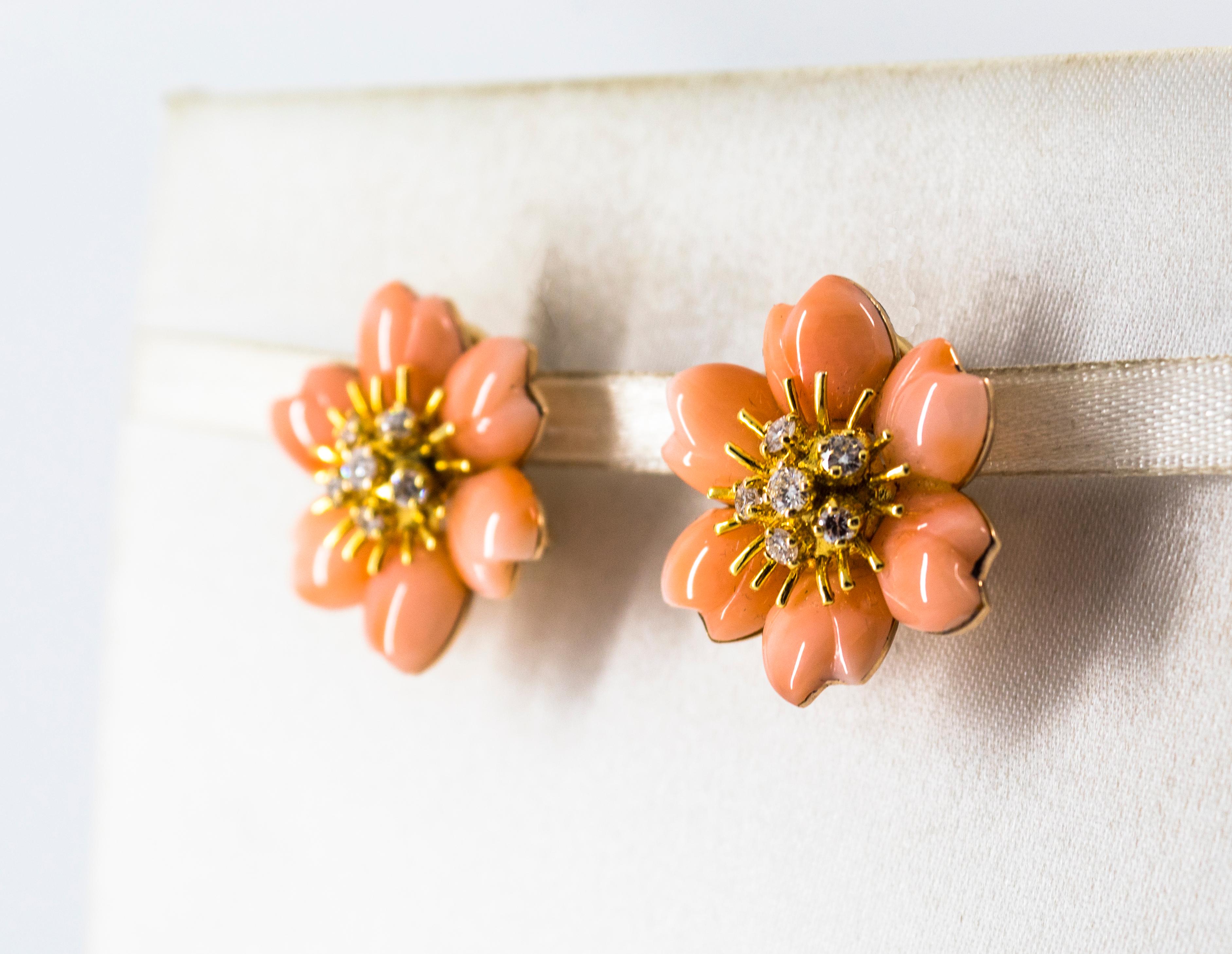 Taille brillant Boucles d'oreilles à clip en or jaune, diamant blanc, corail rose et fleurs de style Art Nouveau en vente