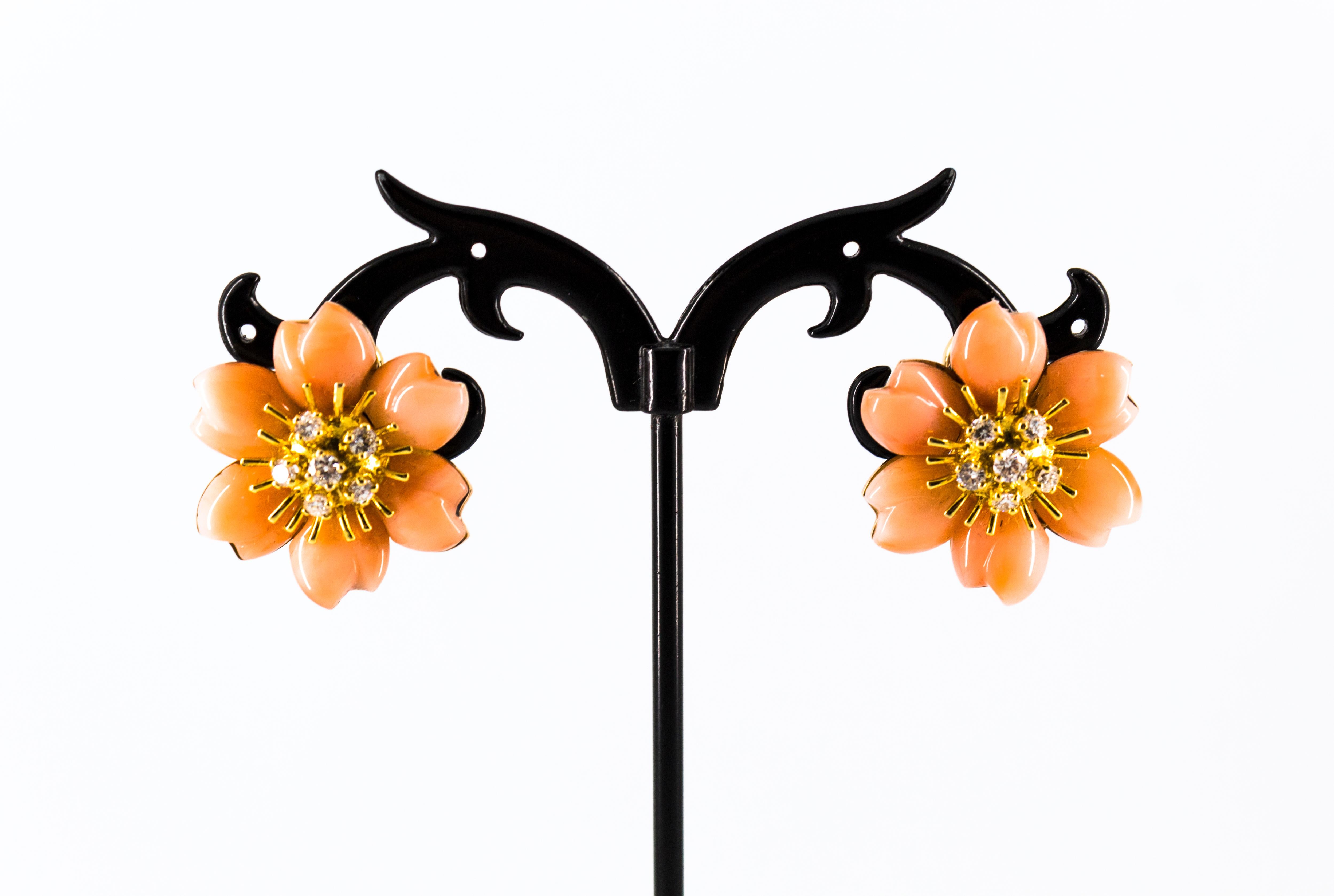 Boucles d'oreilles à clip en or jaune, diamant blanc, corail rose et fleurs de style Art Nouveau Unisexe en vente