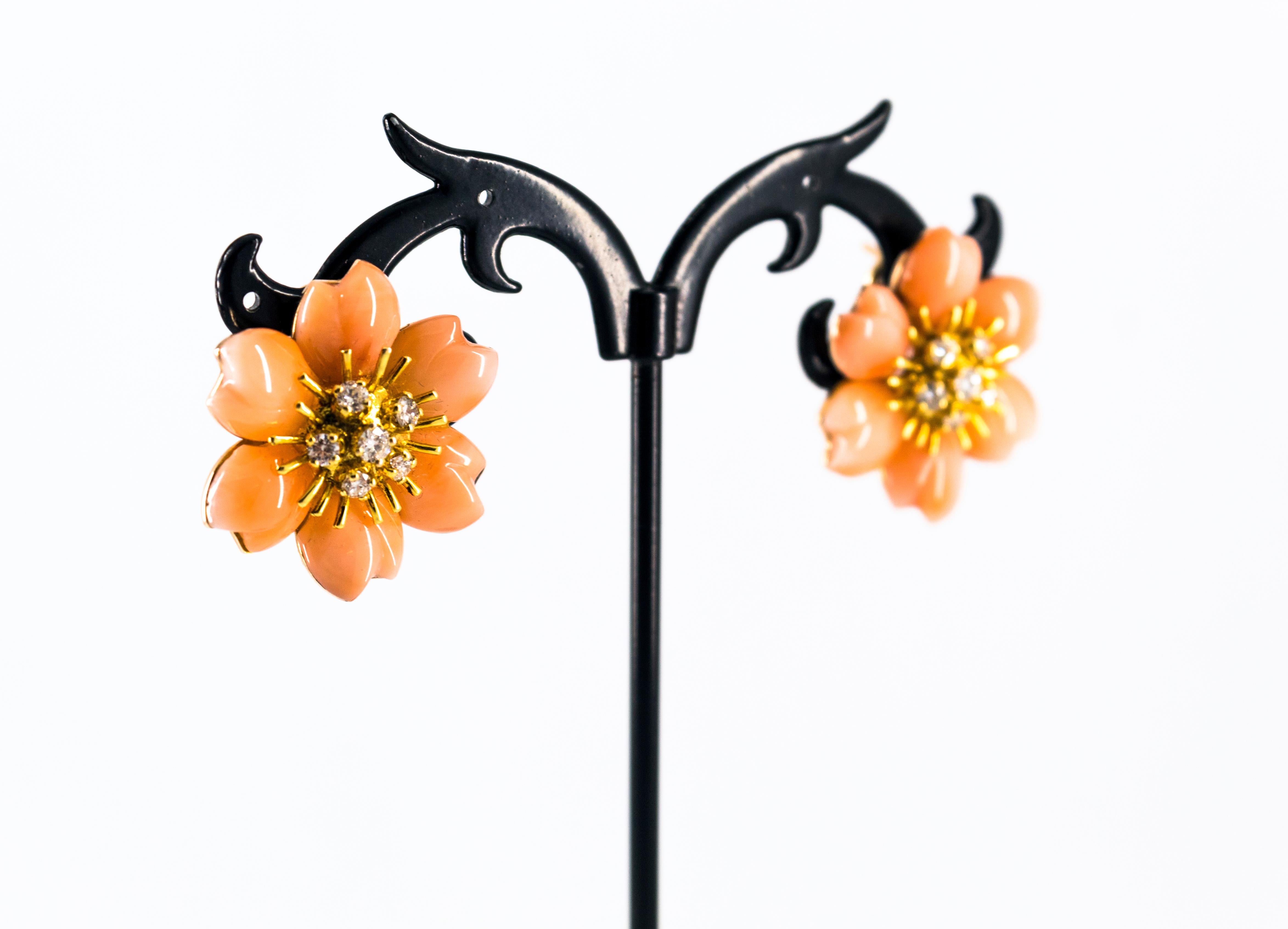 Boucles d'oreilles à clip en or jaune, diamant blanc, corail rose et fleurs de style Art Nouveau en vente 1