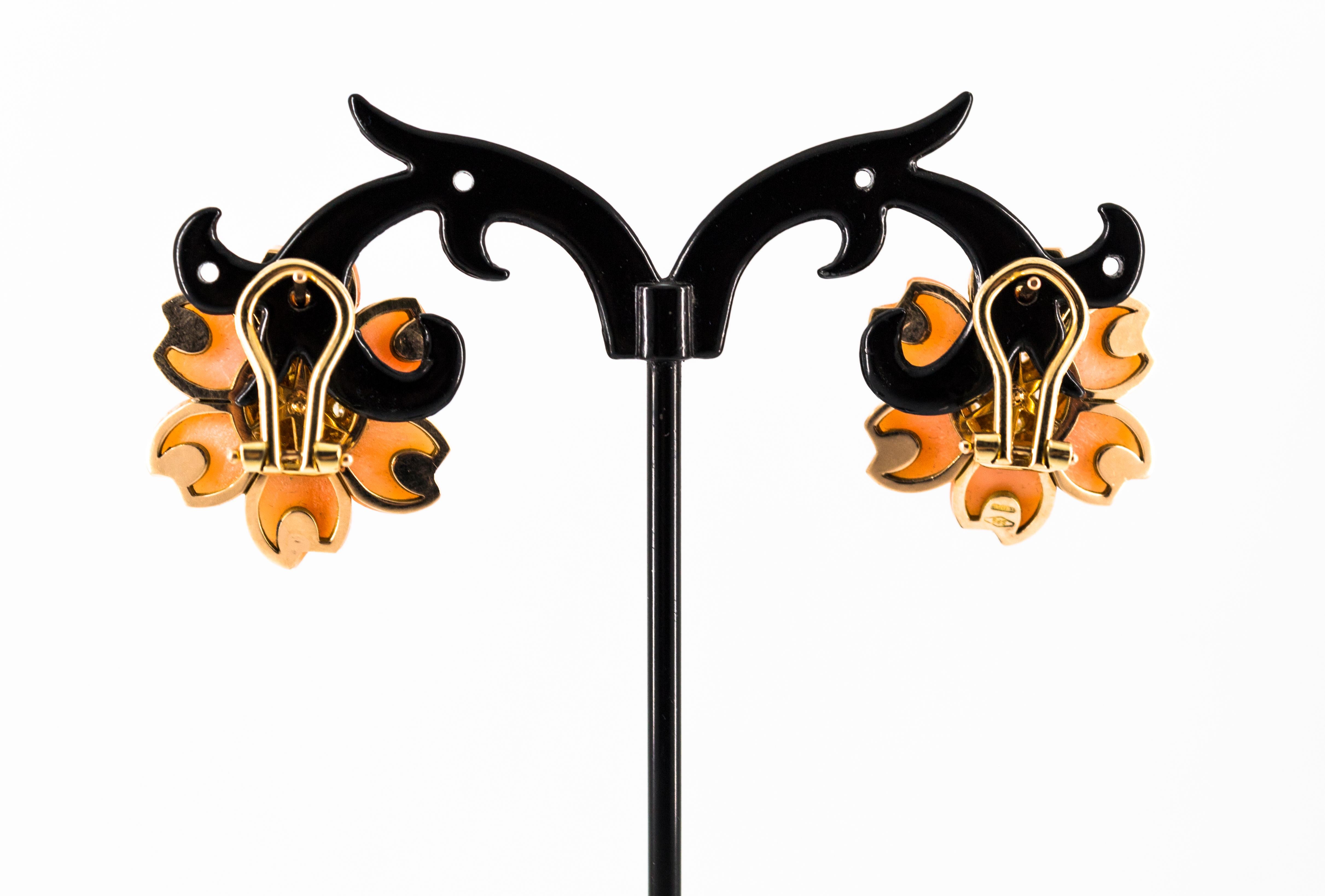 Boucles d'oreilles à clip en or jaune, diamant blanc, corail rose et fleurs de style Art Nouveau en vente 2