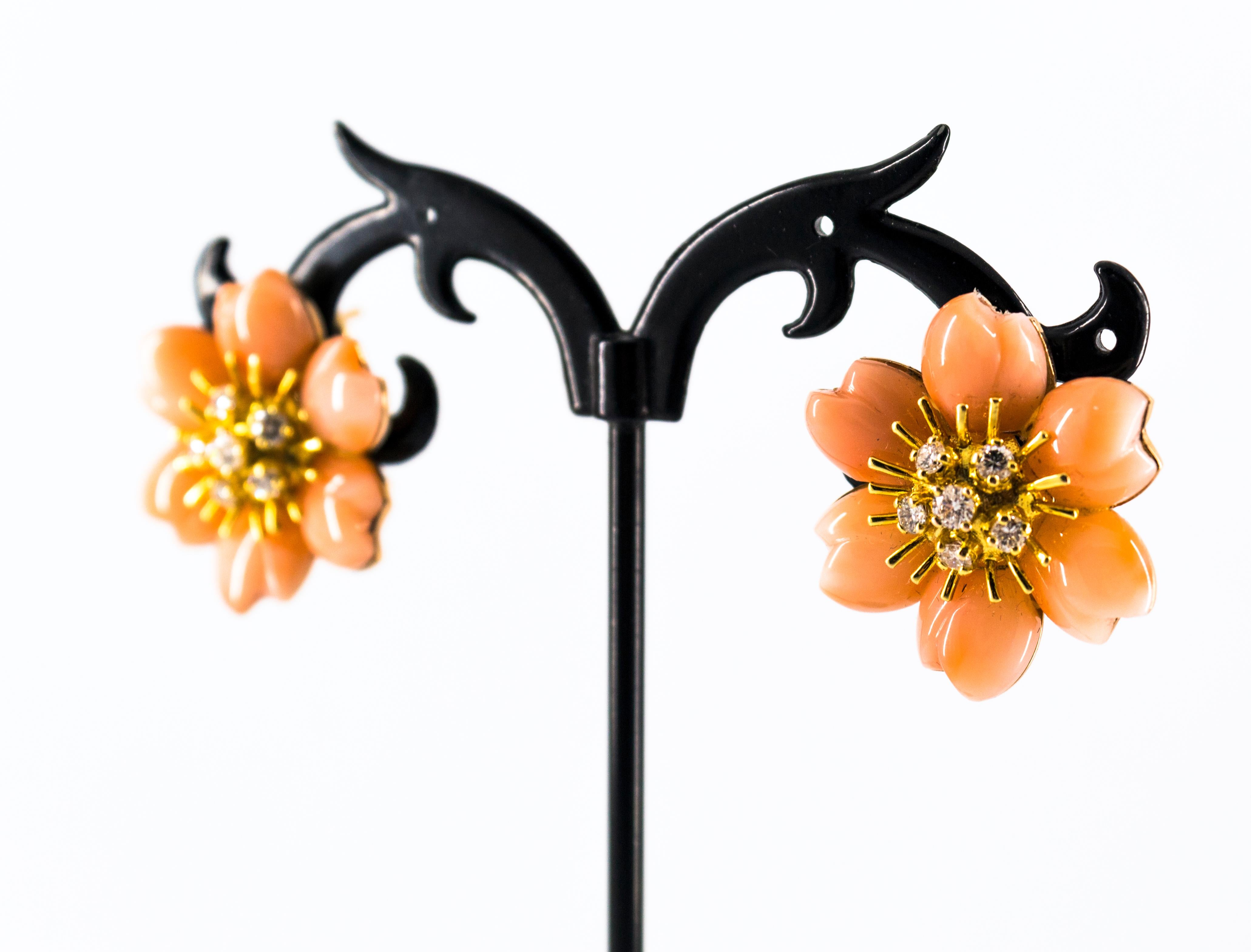 Boucles d'oreilles à clip en or jaune, diamant blanc, corail rose et fleurs de style Art Nouveau en vente 3