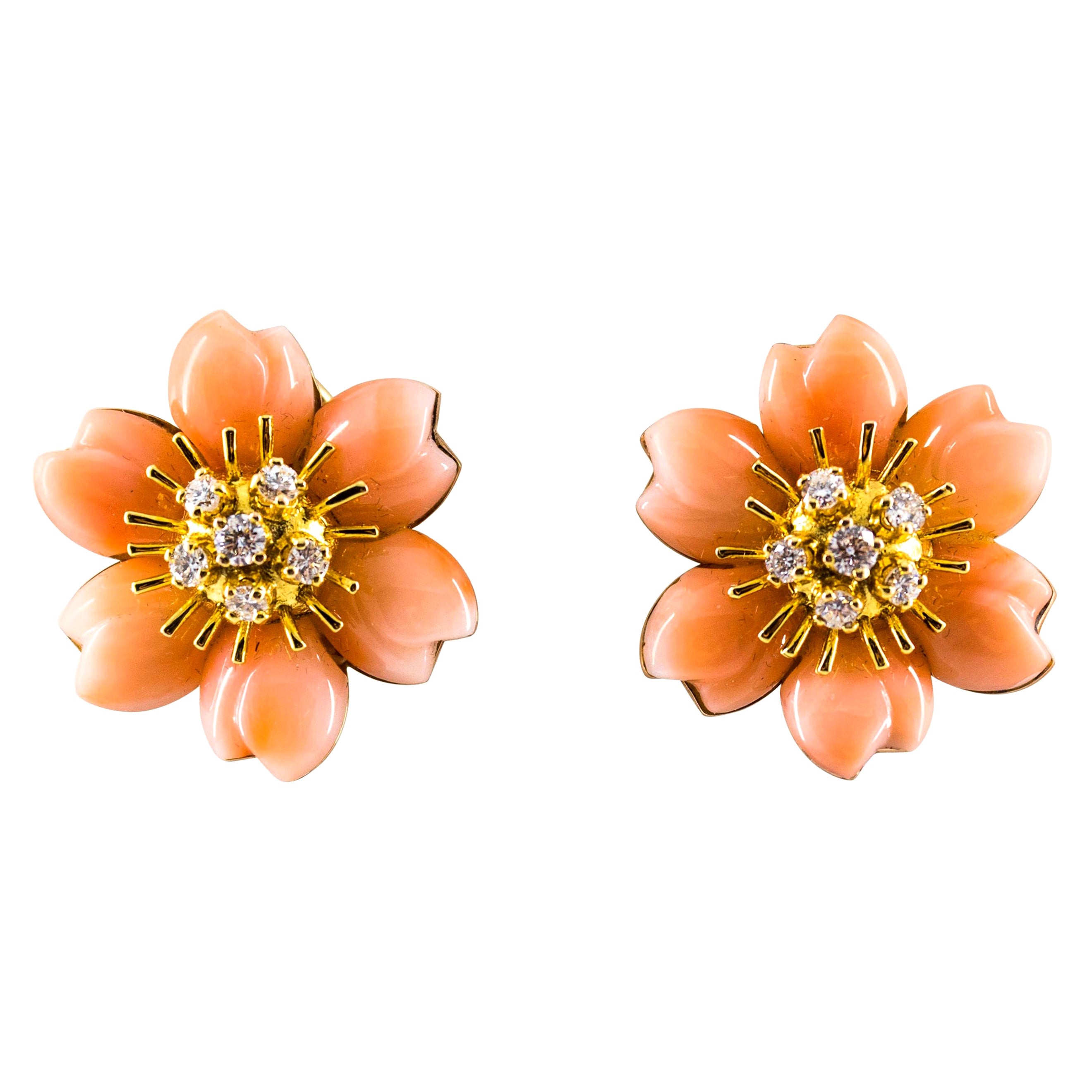 Orecchini a clip in oro giallo con fiori di corallo rosa e diamanti bianchi in stile Art Nouveau