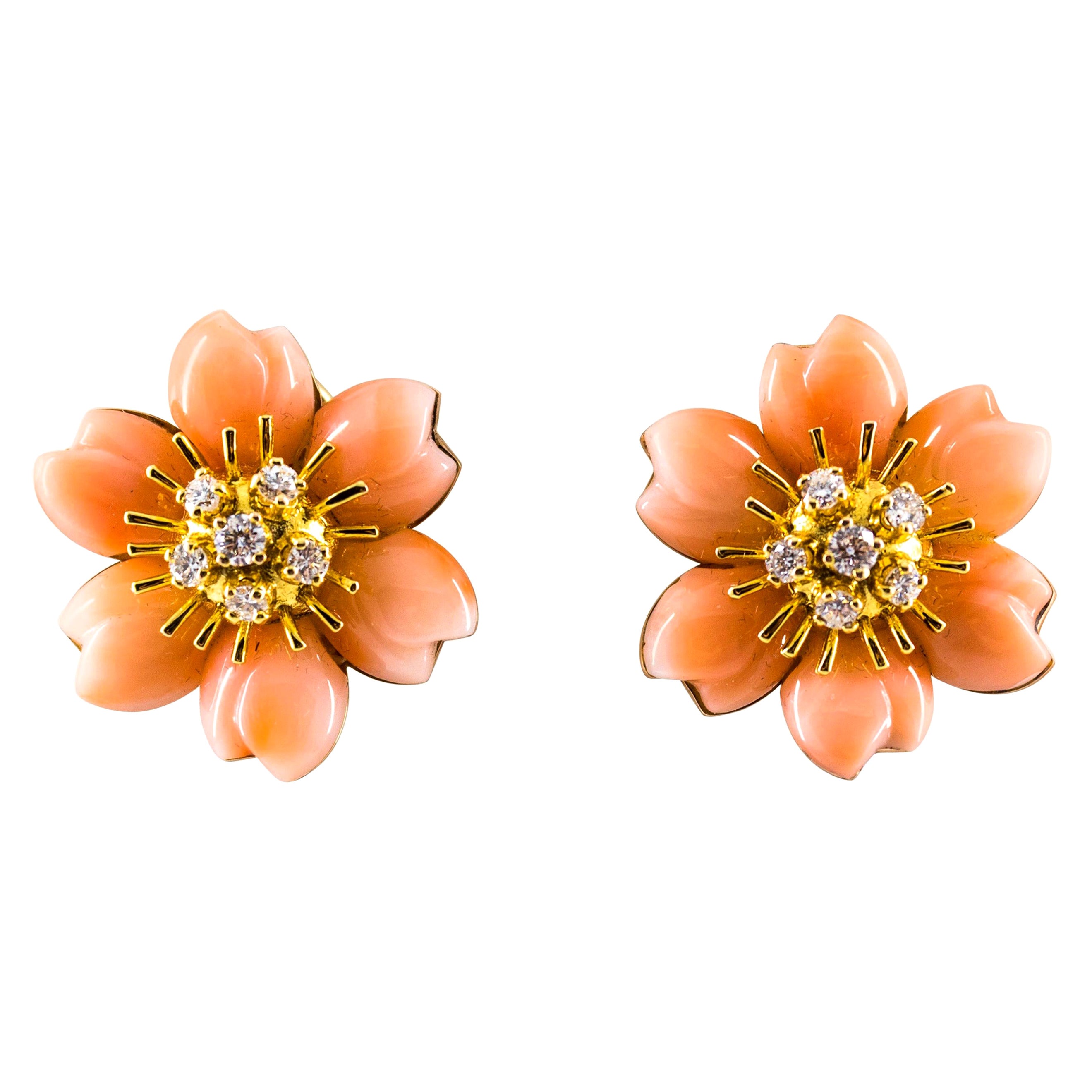 Boucles d'oreilles à clip en or jaune, diamant blanc, corail rose et fleurs de style Art Nouveau en vente