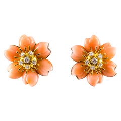 Boucles d'oreilles à clip en or jaune, diamant blanc, corail rose et fleurs de style Art Nouveau