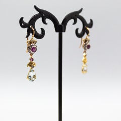 Orecchini a goccia in stile Art Nouveau in oro giallo con diamante bianco e rubino e acquamarina