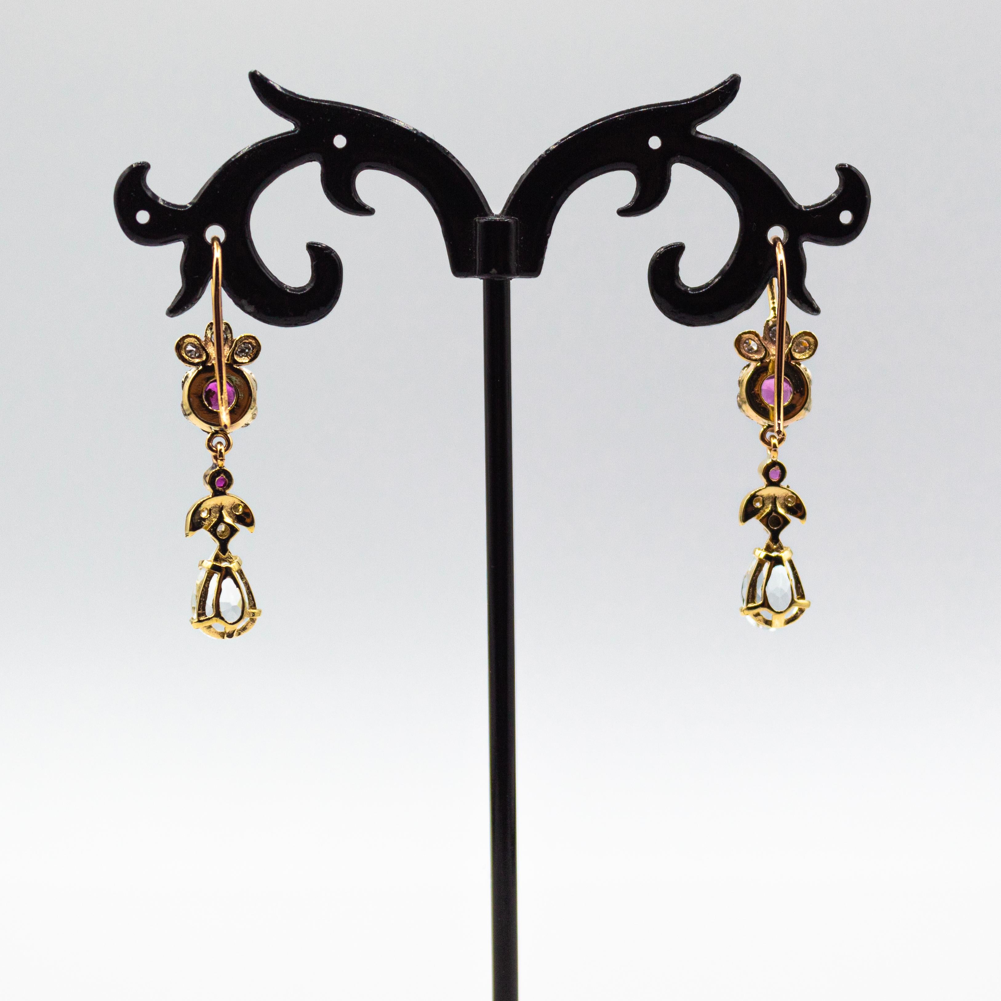 Taglio rotondo Orecchini a goccia in stile Art Nouveau in oro giallo con diamante bianco e rubino e acquamarina in vendita