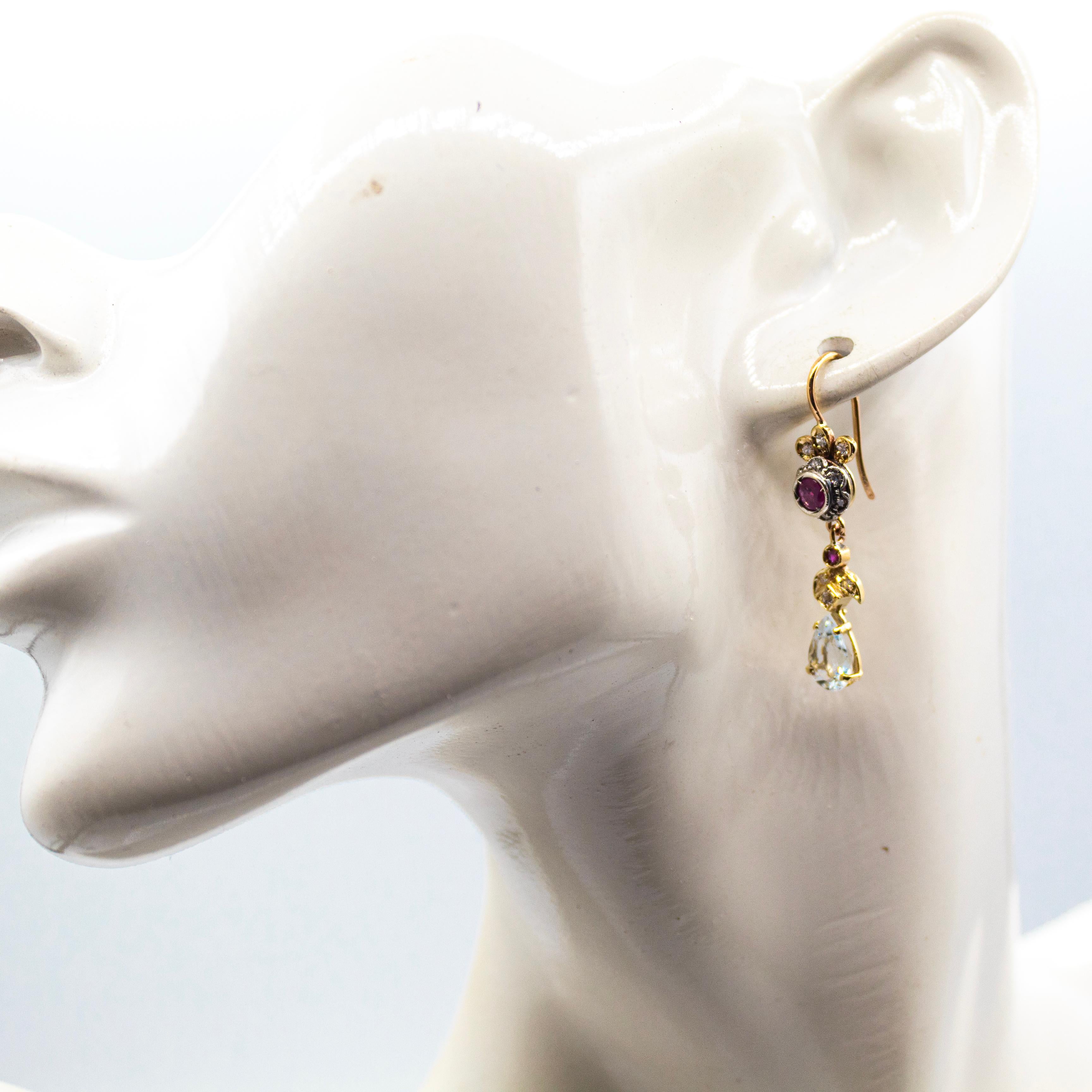 Orecchini a goccia in stile Art Nouveau in oro giallo con diamante bianco e rubino e acquamarina in vendita 1