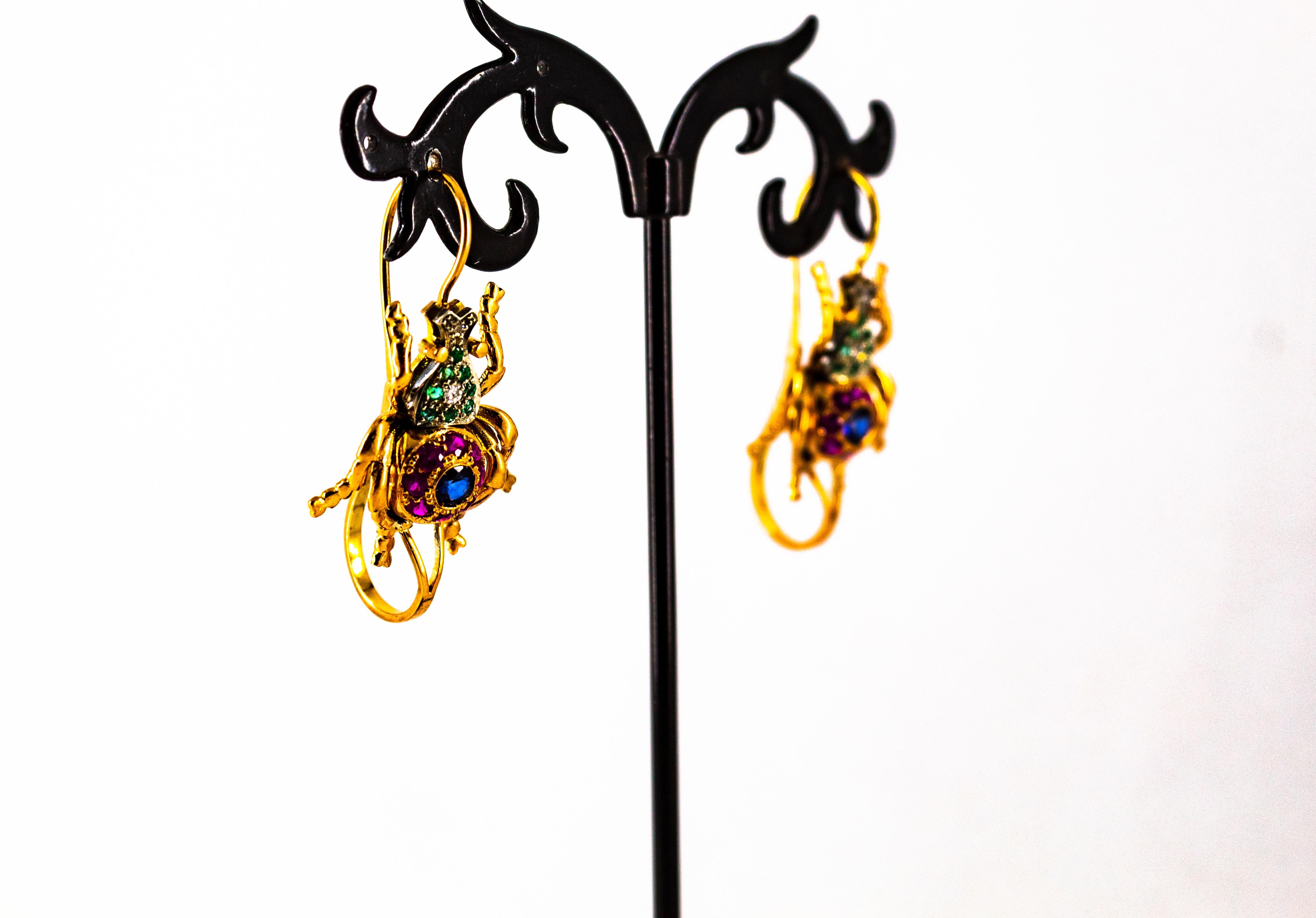 Orecchini a goccia in stile Art Nouveau in oro giallo con diamante bianco, rubino e smeraldo e zaffiro in vendita 5