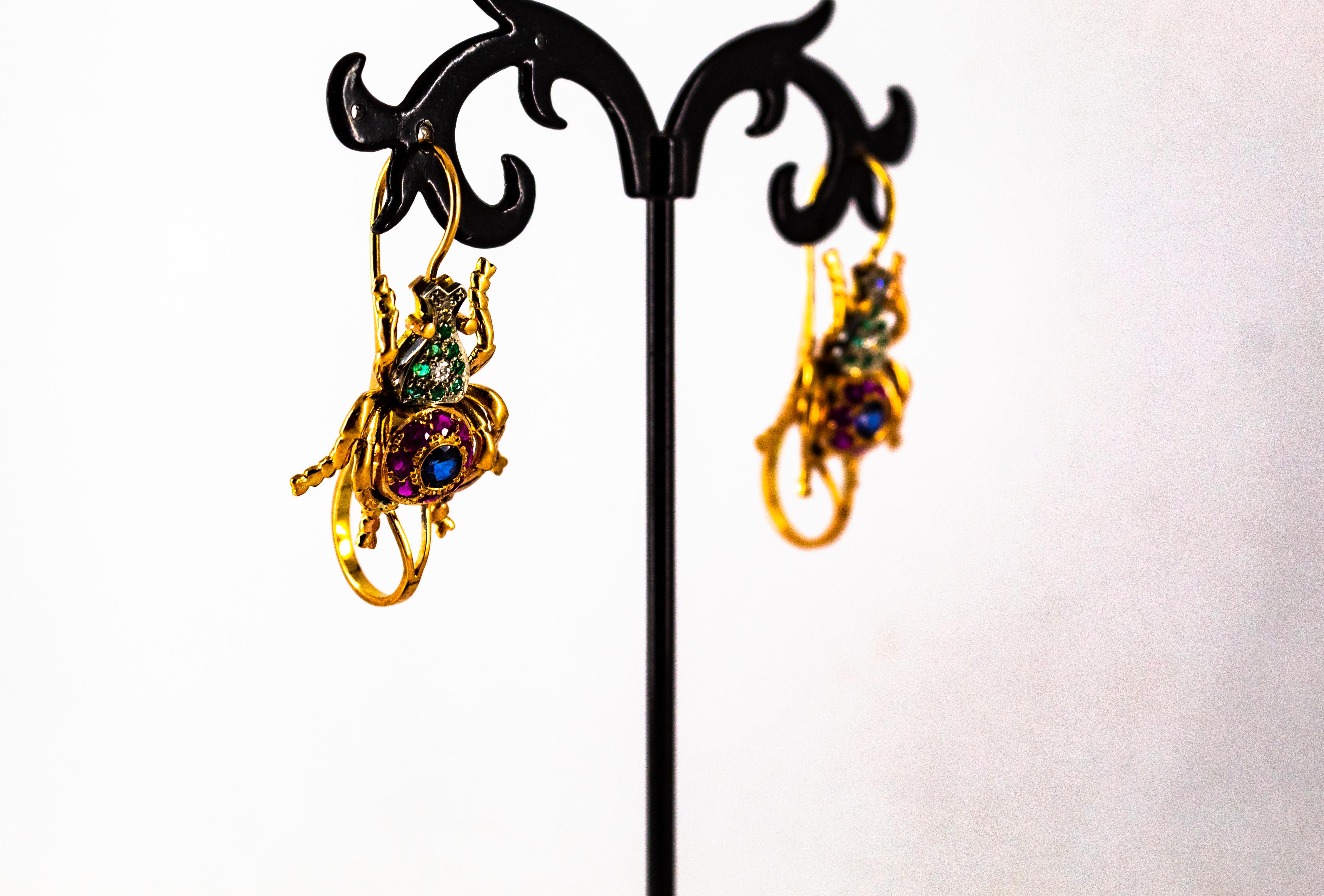 Orecchini a goccia in stile Art Nouveau in oro giallo con diamante bianco, rubino e smeraldo e zaffiro in vendita 6