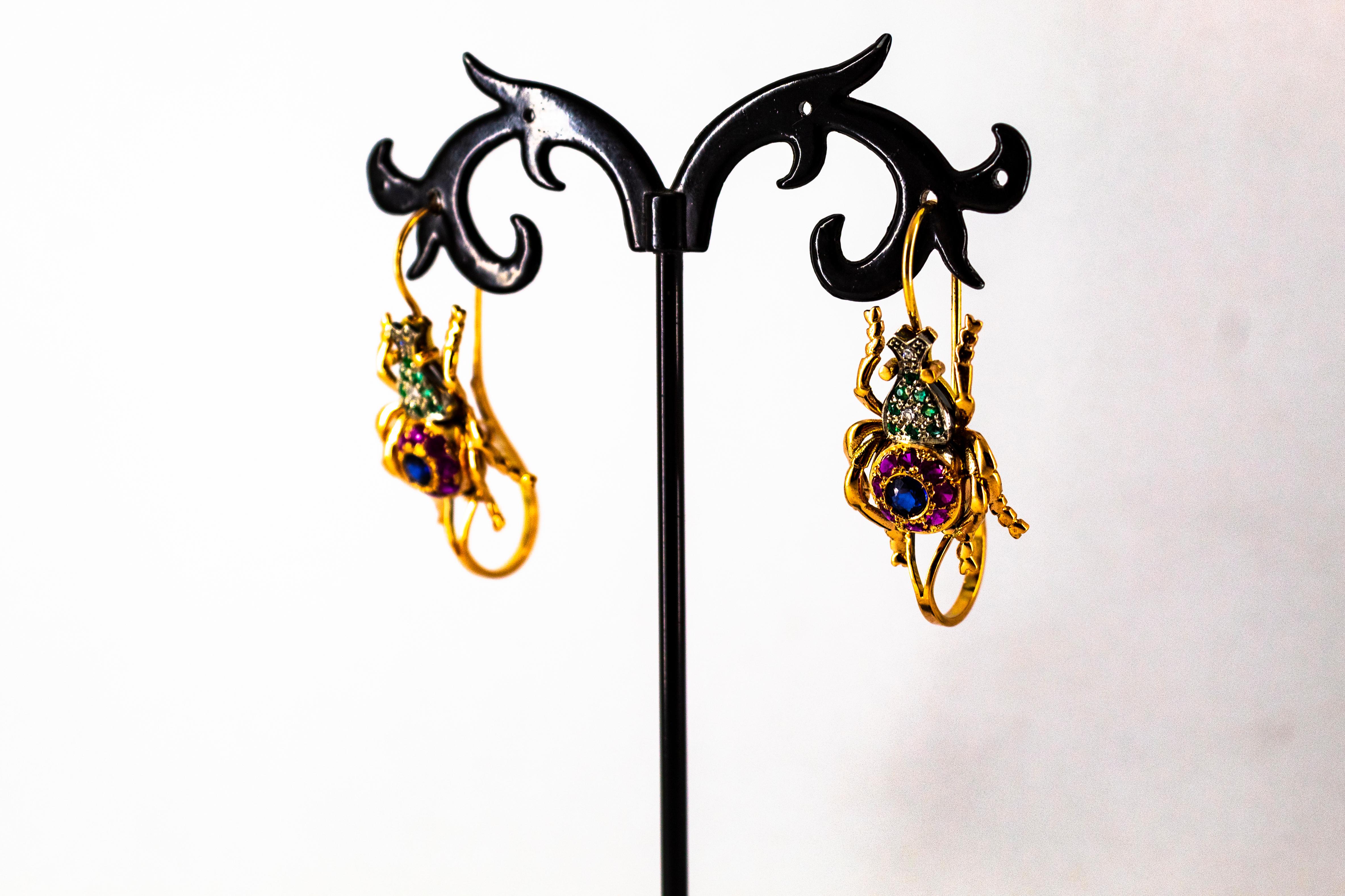 Orecchini a goccia in stile Art Nouveau in oro giallo con diamante bianco, rubino e smeraldo e zaffiro in vendita 8